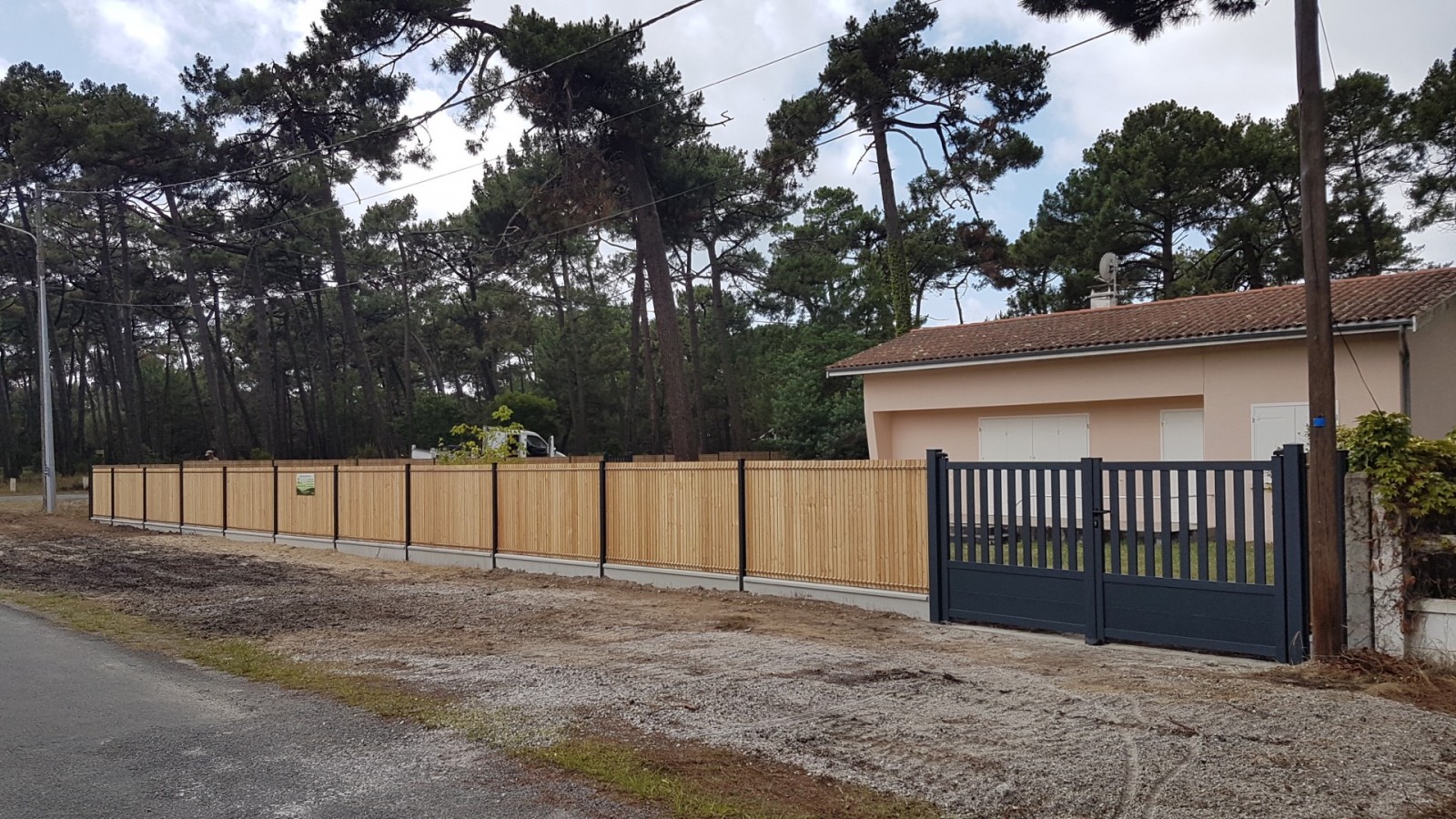 création d'une clôture rigide mixte avec occultation bois, portillon et portail à Vendays-Montalivet (33).