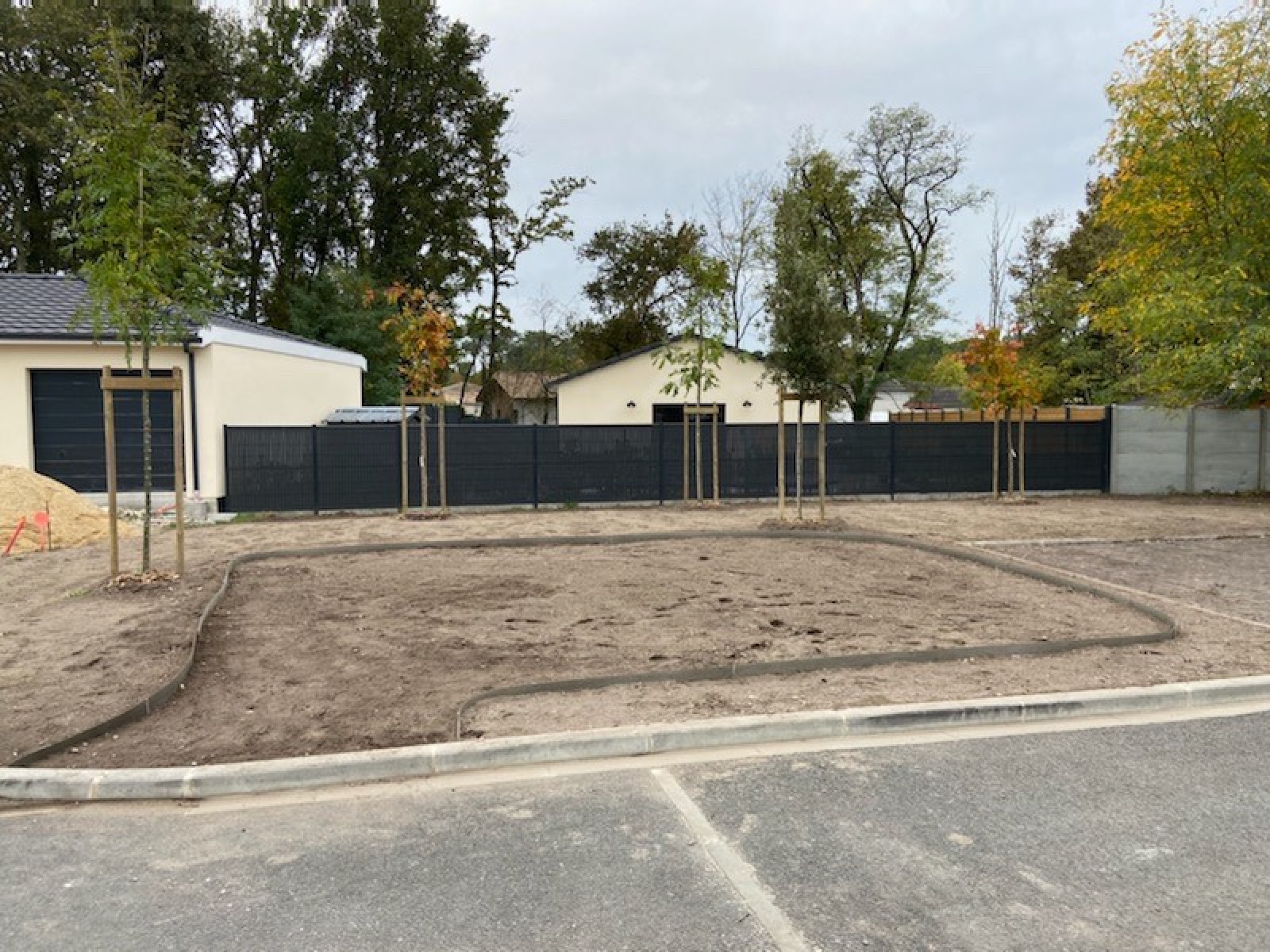 Création d’une aire de jeux avec banc et toboggan à Le Domaines des Graviers à ARSAC (33) ! 