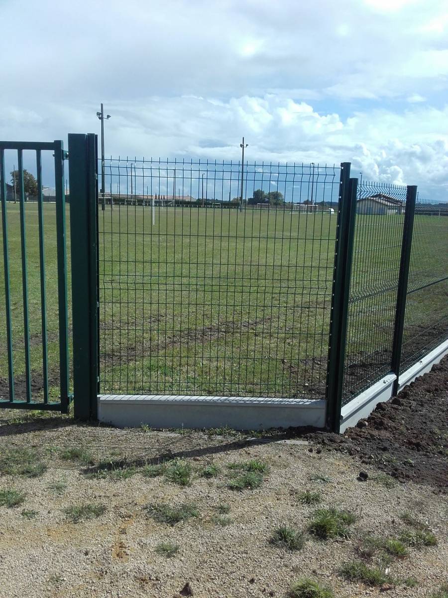 Installation de clôture au stade municipal de Cissac