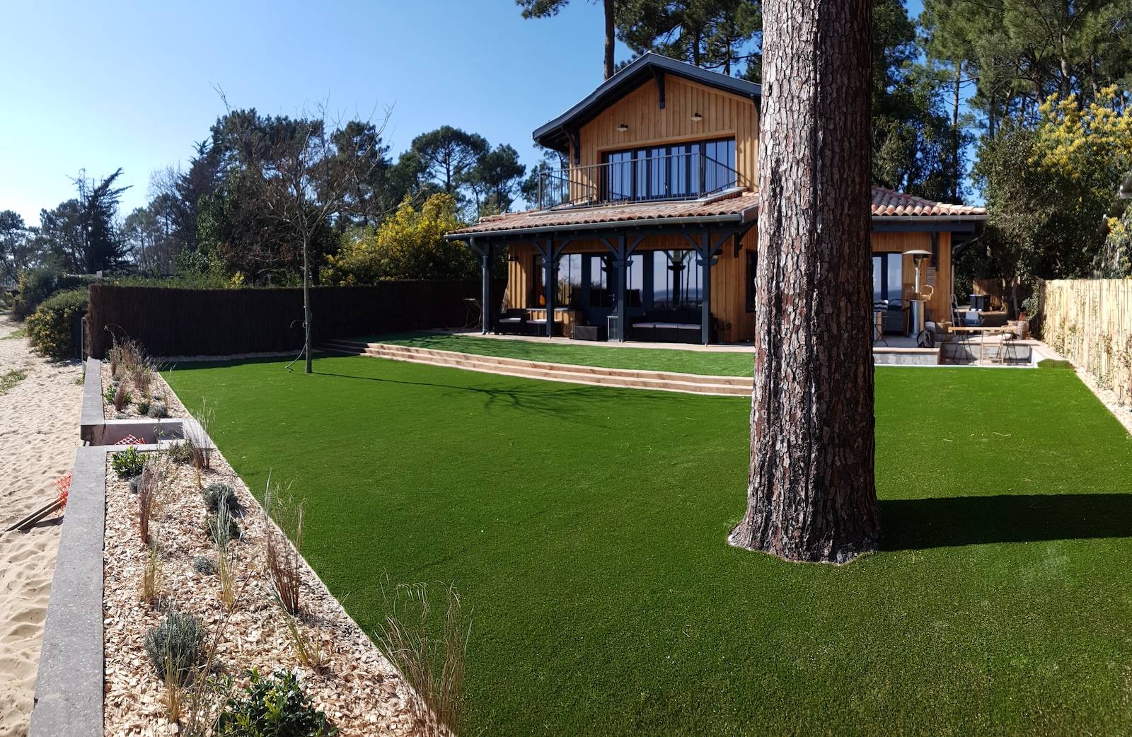 Engazonnement synthétique d'une maison à Soulac