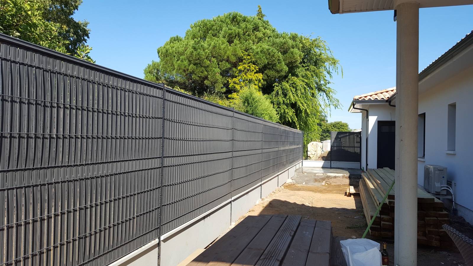 Clôture rigide mixte comprenant kit d'occultation en pvc RAL 7016