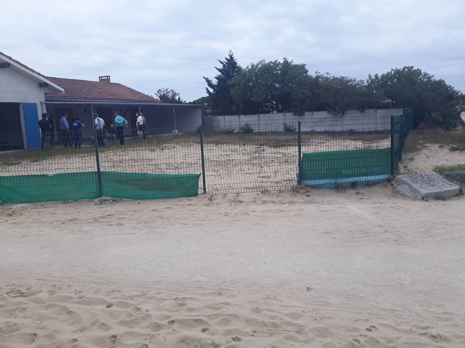 Pose d'une clôture Ganivelle en Bois de Châtaignier : Solution Esthétique et Fonctionnelle pour le Pôle Voile au Verdon