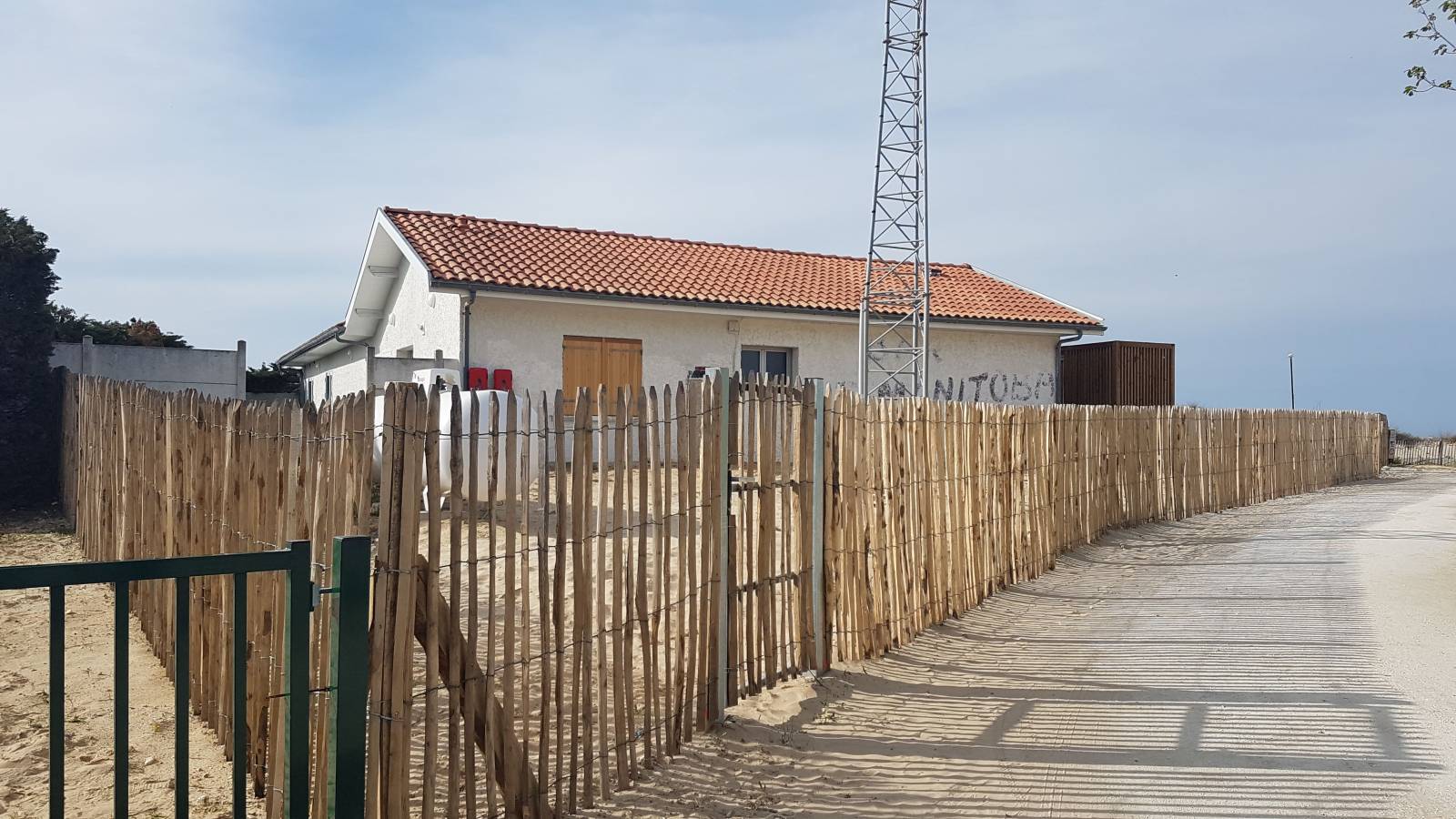 Pose d'une clôture Ganivelle en Bois de Châtaignier : Solution Esthétique et Fonctionnelle pour le Pôle Voile au Verdon
