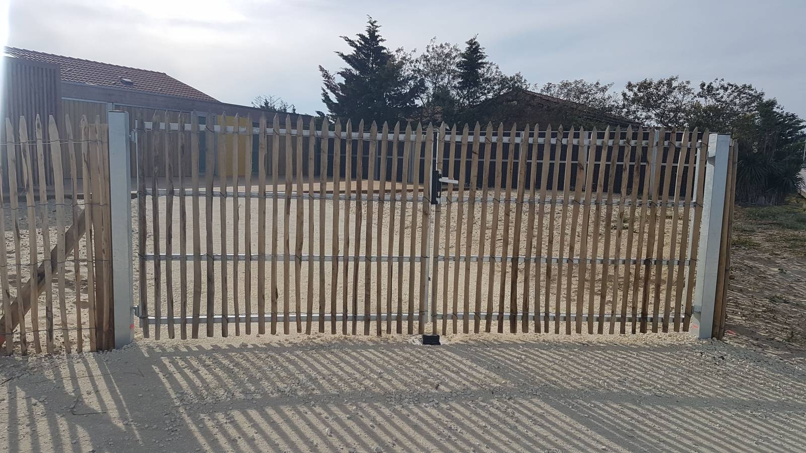 Pose d'une clôture Ganivelle en Bois de Châtaignier : Solution Esthétique et Fonctionnelle pour le Pôle Voile au Verdon