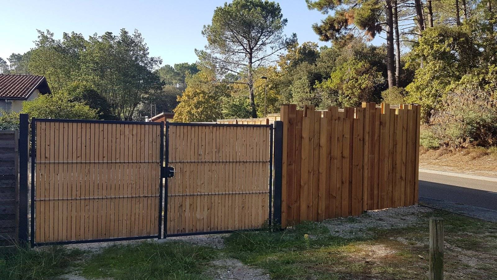 Création d'une palissade en bois  avec un portail mixte bois et aluminium à Carcans Maubuisson dans le Médoc