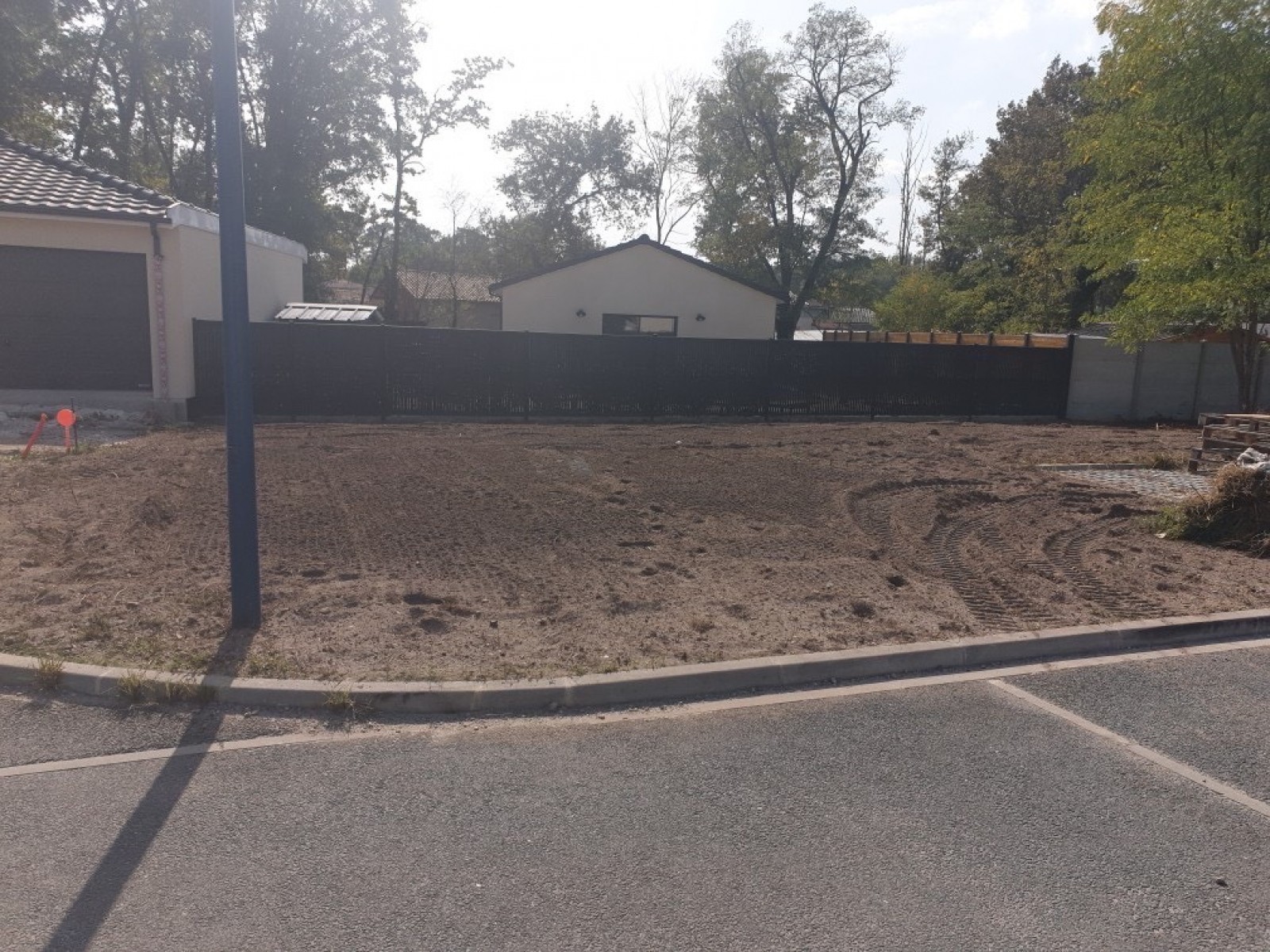 Création d’une aire de jeux avec banc et toboggan à Le Domaines des Graviers à ARSAC (33) ! 