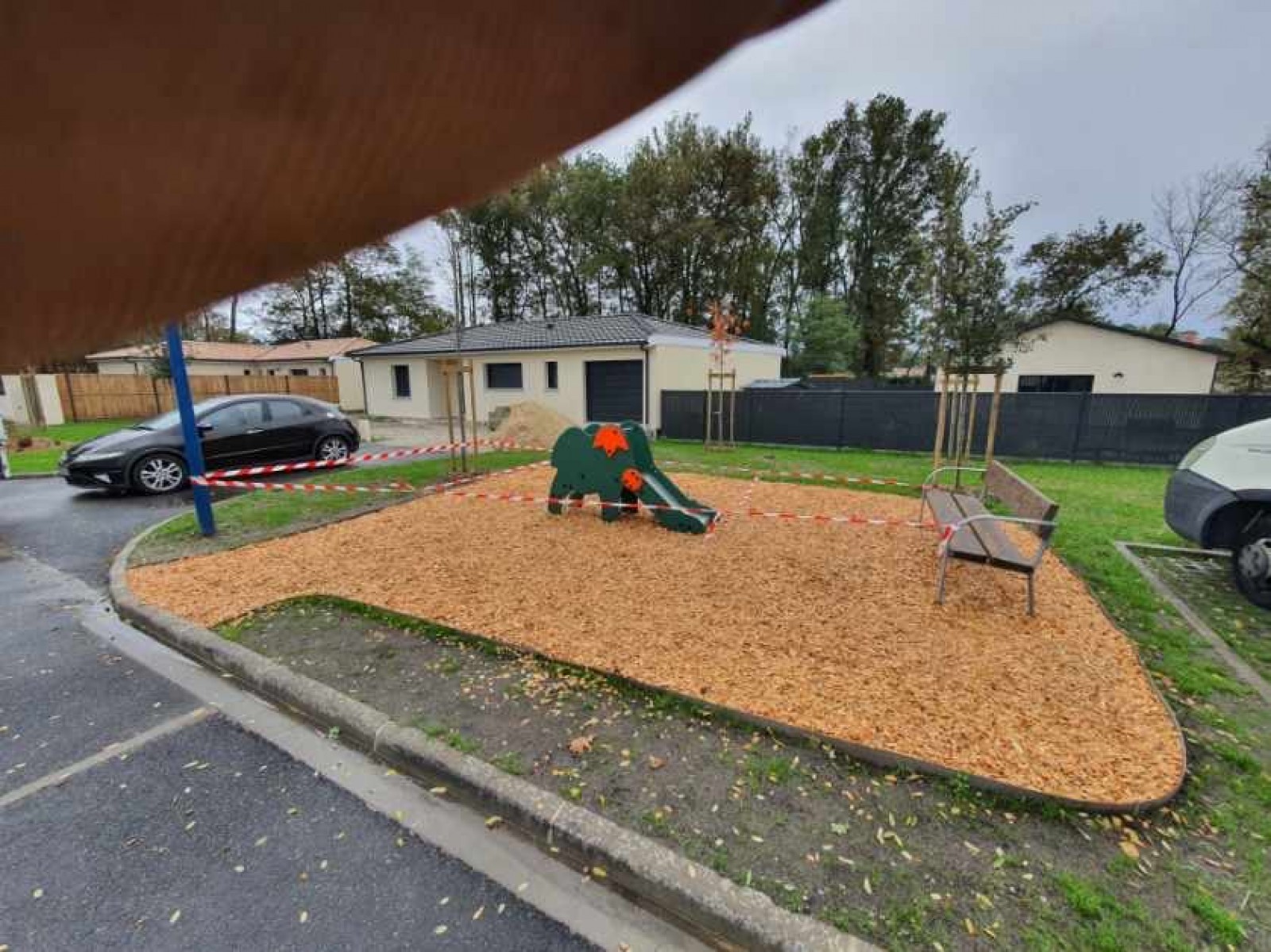 Création d’une aire de jeux avec banc et toboggan à Le Domaines des Graviers à ARSAC (33) ! 