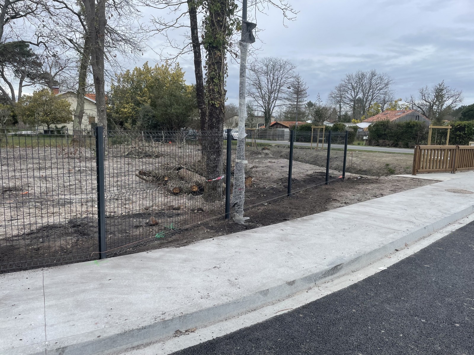 Réalisation d’une clôture rigide gris anthracite au lotissement Airial des Girolles à Hourtin (33) !