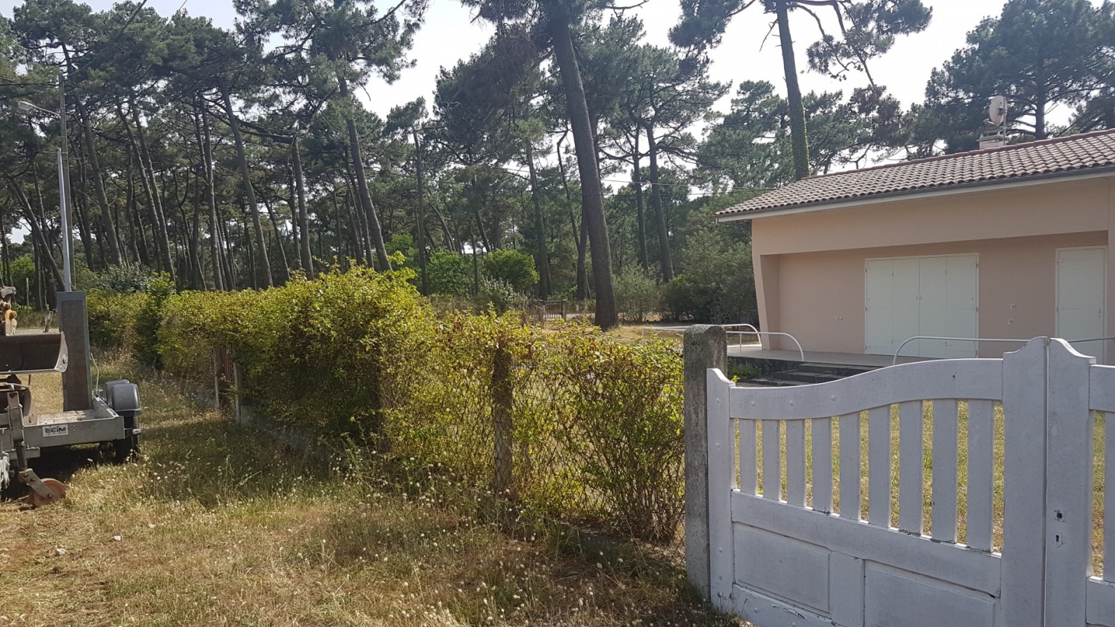 Avant création d'une clôture rigide mixte avec occultation bois, portillon et portail à Vendays-Montalivet (33).