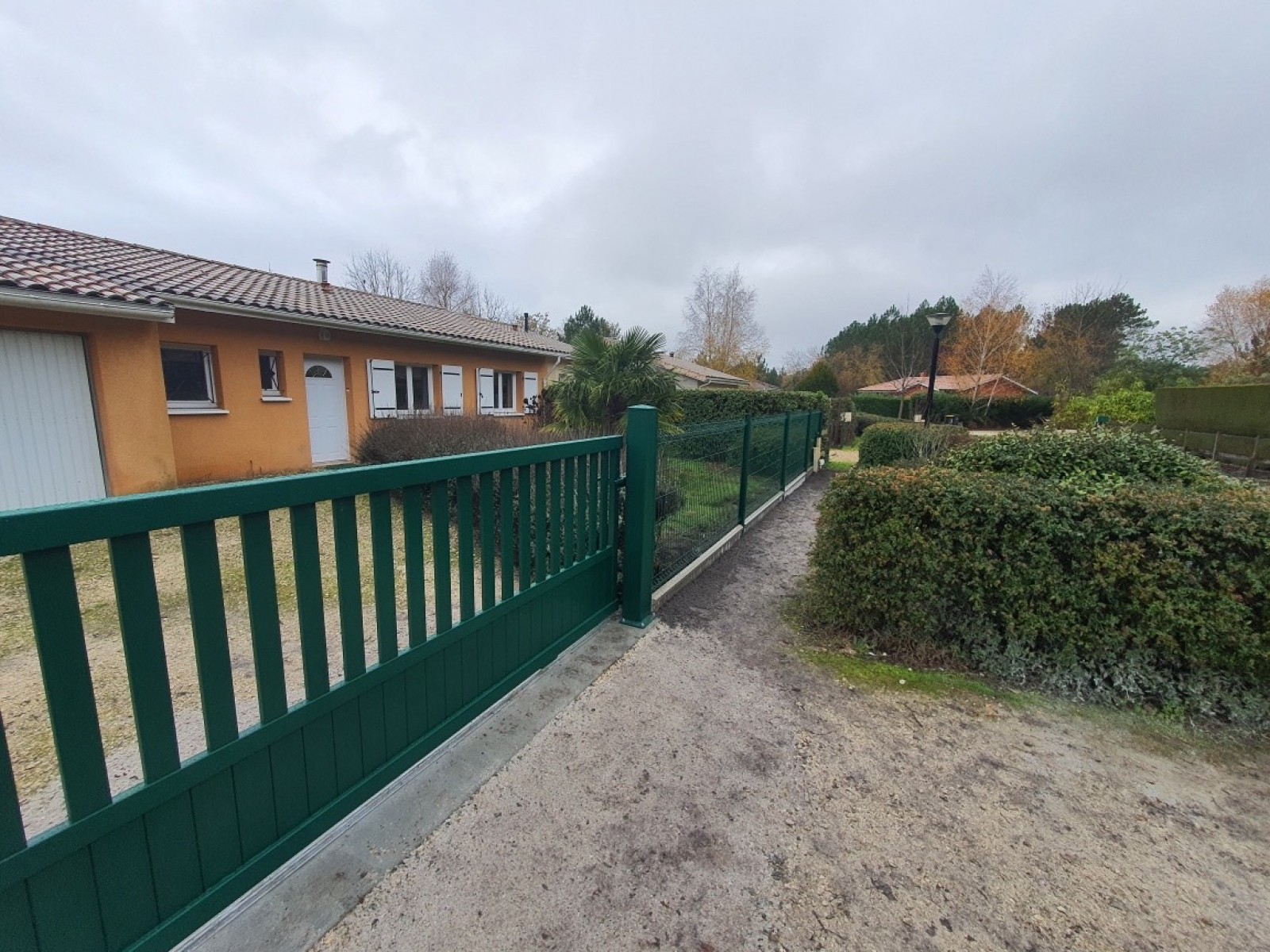 Remplacement d’un portail vétuste par un portail coulissant en aluminium RAL 6005 Vert barreaudé à soubassement plein avec une clôture rigide à Hourtin (33) !