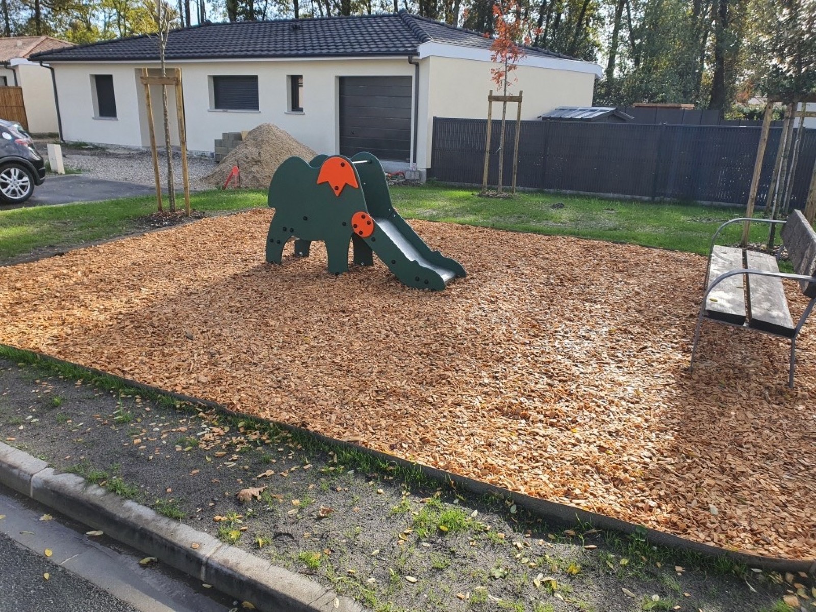 Création d’une aire de jeux avec banc et toboggan à Le Domaines des Graviers à ARSAC (33) ! 