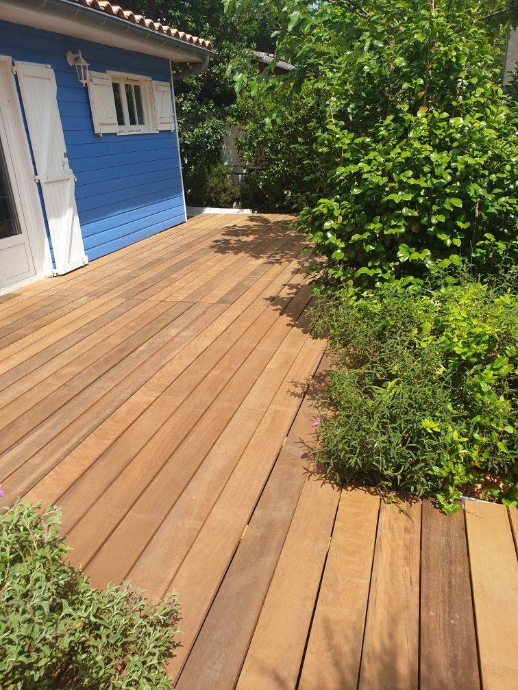 Terrasse bois exotique à Lachanau 