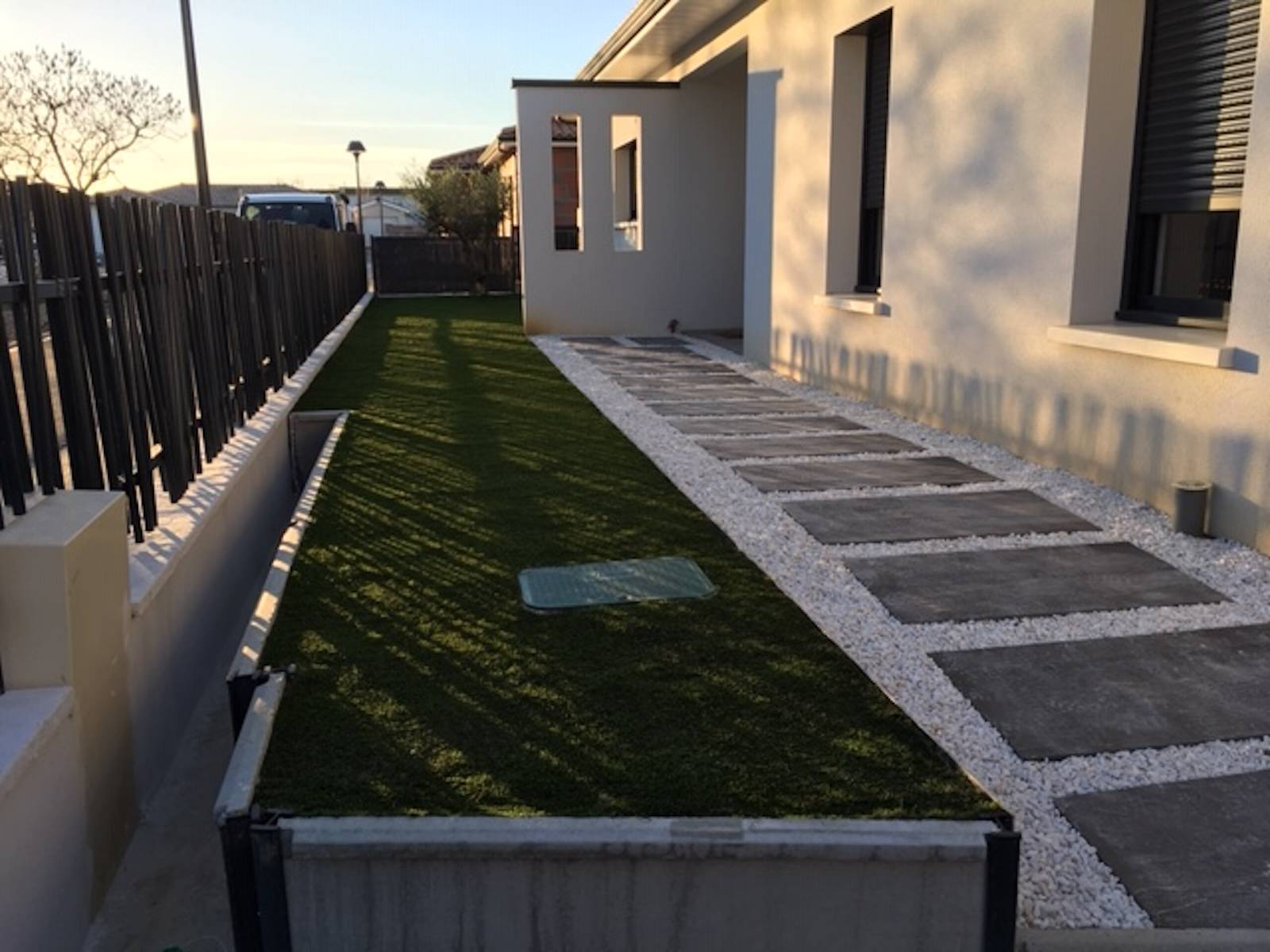 Réalisation d'un aménagement extérieur à Saint-Médard-en-Jalles comprenant du gazon synthétique ! 