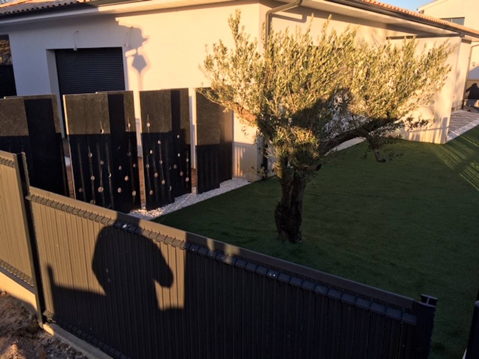 Clôture rigide mixte comprenant kit d'occultation en pvc RAL 7016