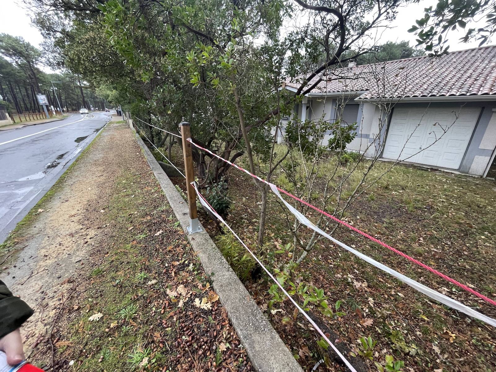 Avant Clôture rigide premium fixation sur platine et portail aluminium ! Lacanau