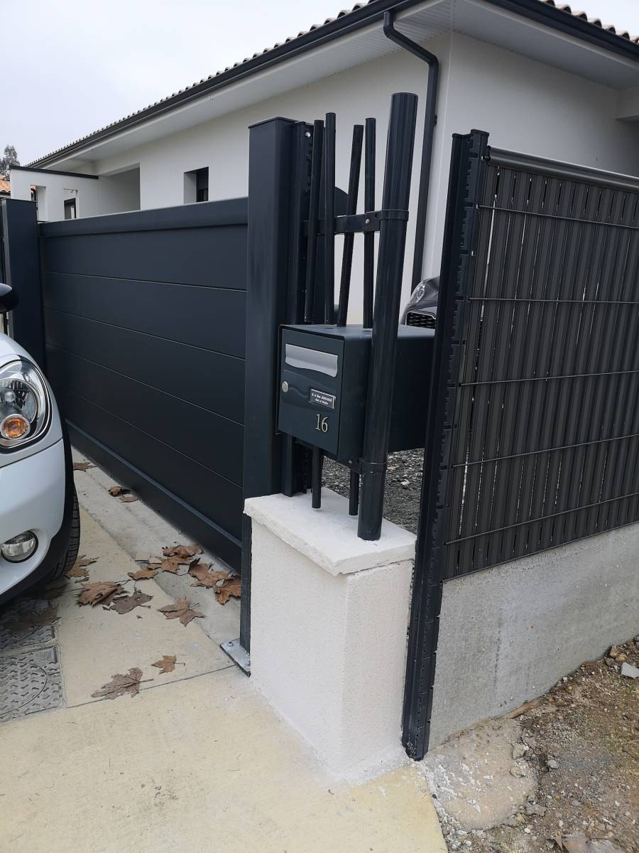 Clôture rigide mixte comprenant kit d'occultation en pvc RAL 7016