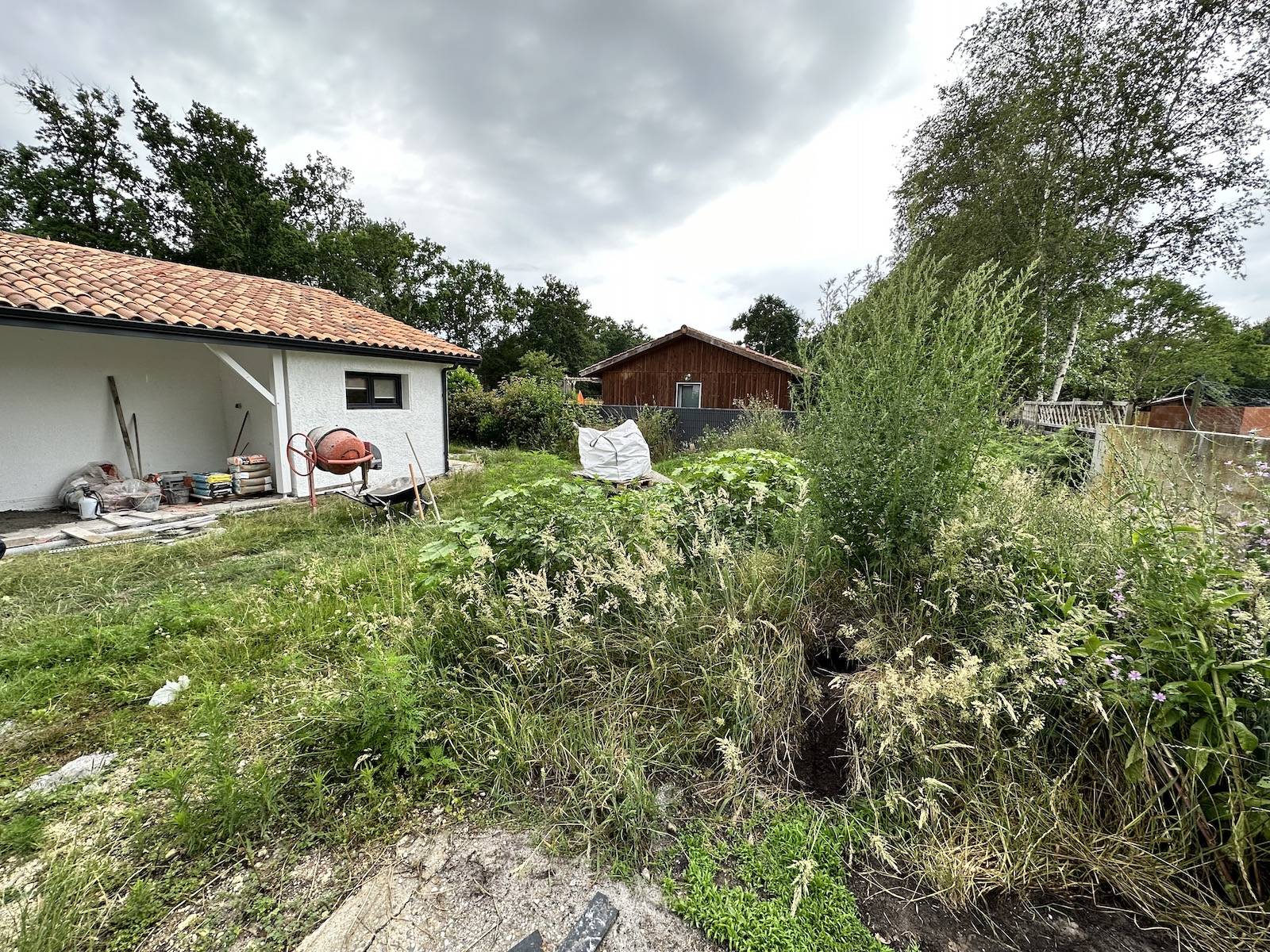 Engazonnement, Création de Boulodrome, Système d'Arrosage et Plantations : Transformation d'un Jardin Particulier à Hourtin