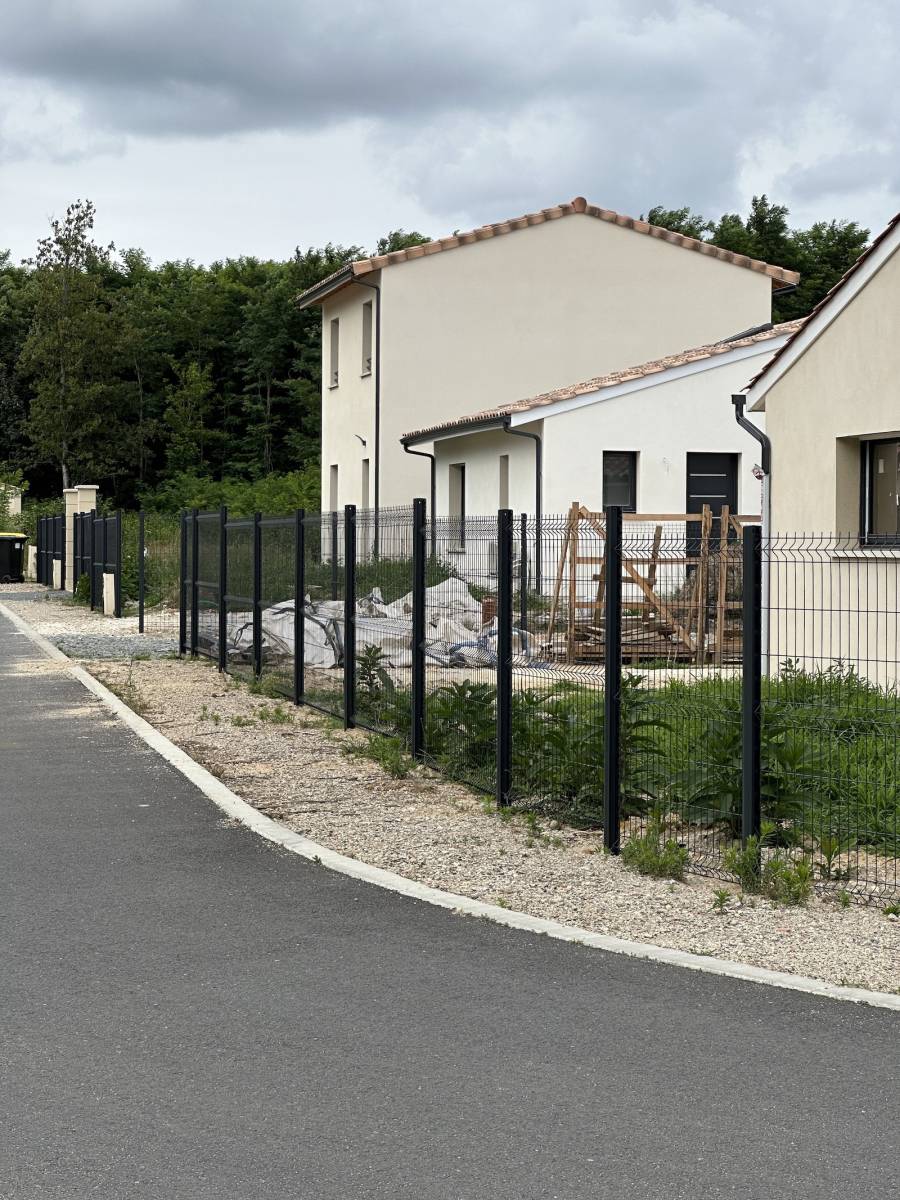 Clôture rigide de 650 mètres de long à Castelnau-de-Médoc 