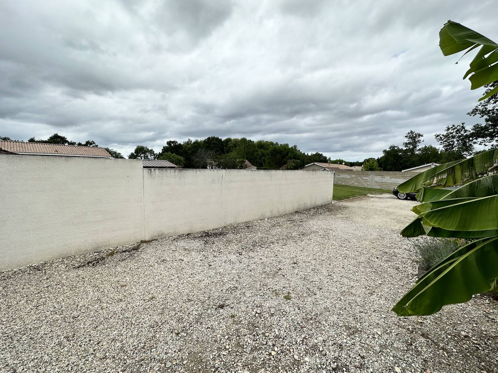 Création Avant après d’une clôture brise-vue en bois traité classe 4 à Lesparre pour un client particulier.