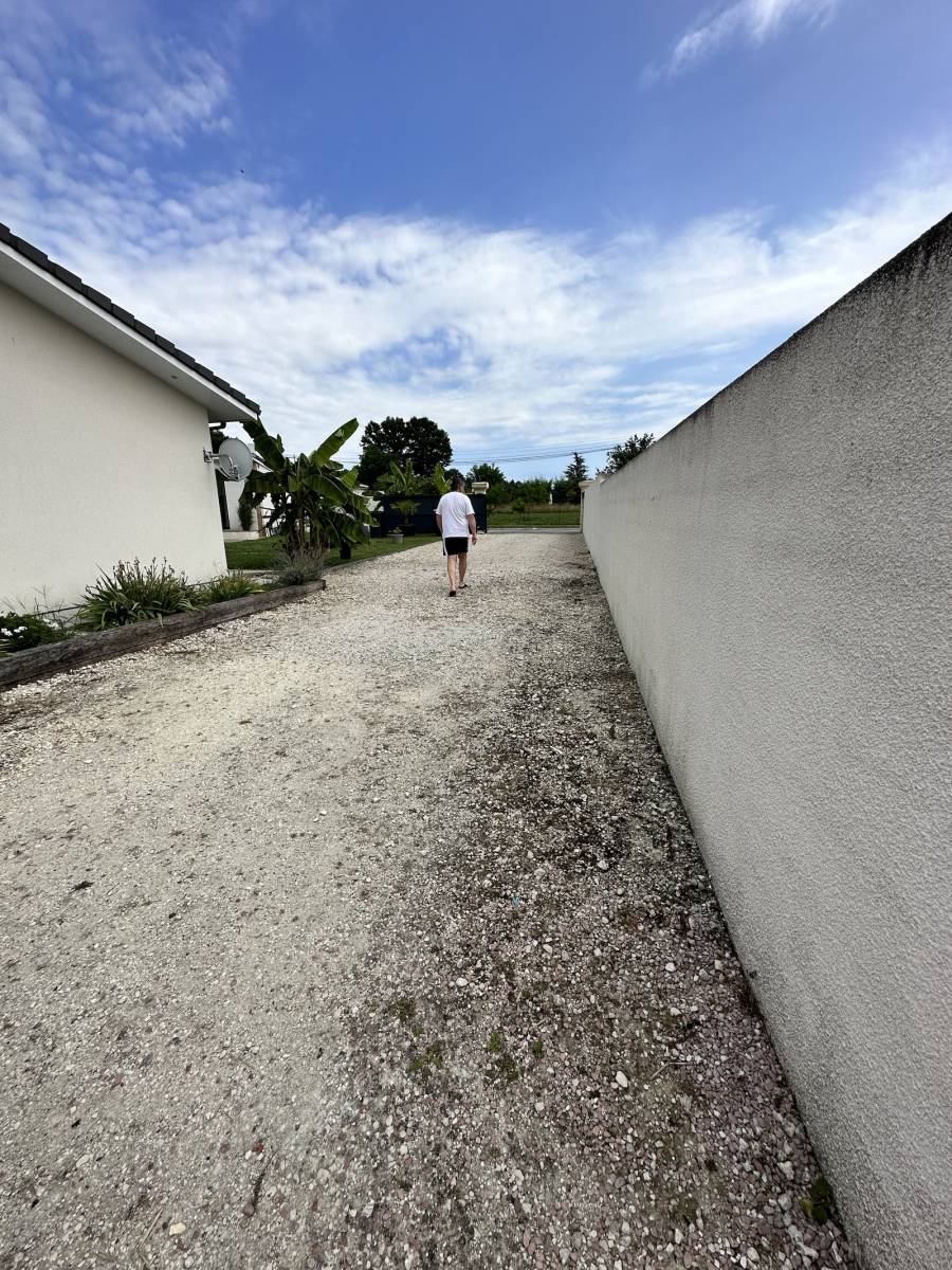 Rénovation d'une aire de stationnement de 180 m2 en gravier garonne  à Lesparre par Bouleris ! 