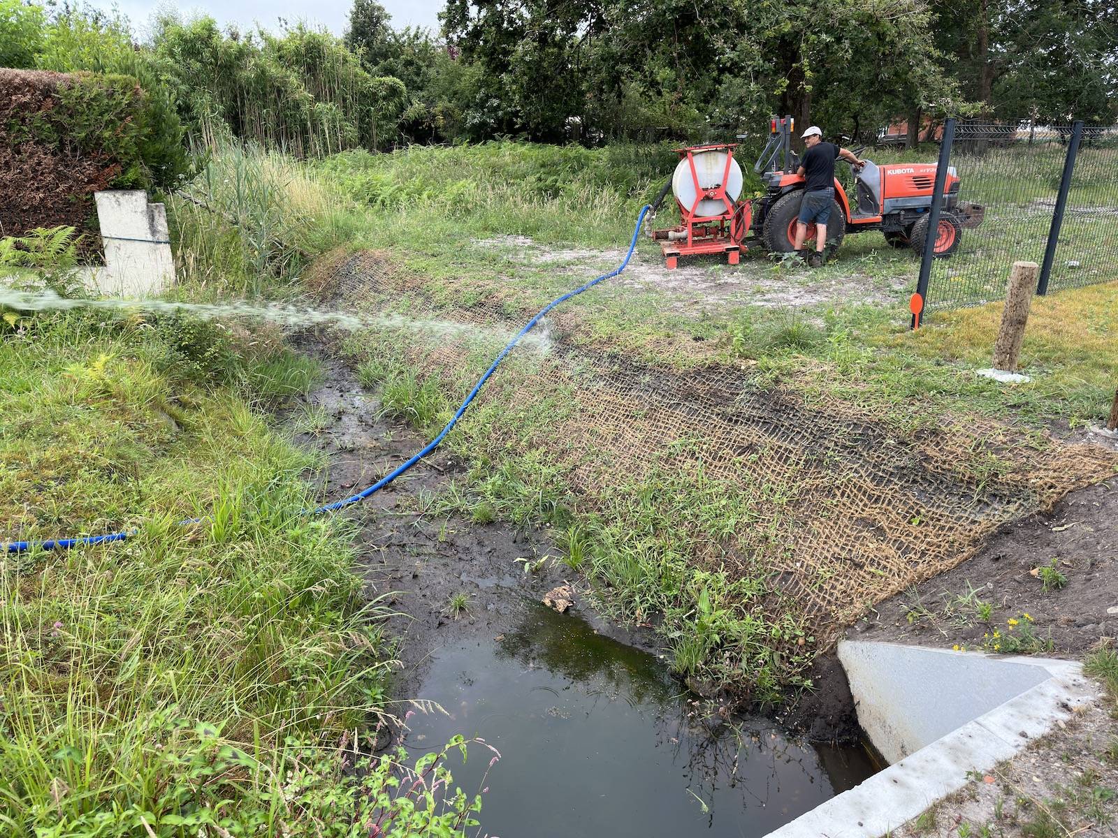Hydroseeding ensemencement hydraulique de talus à l'Airiale des Girolles un lotissement à Hourtin