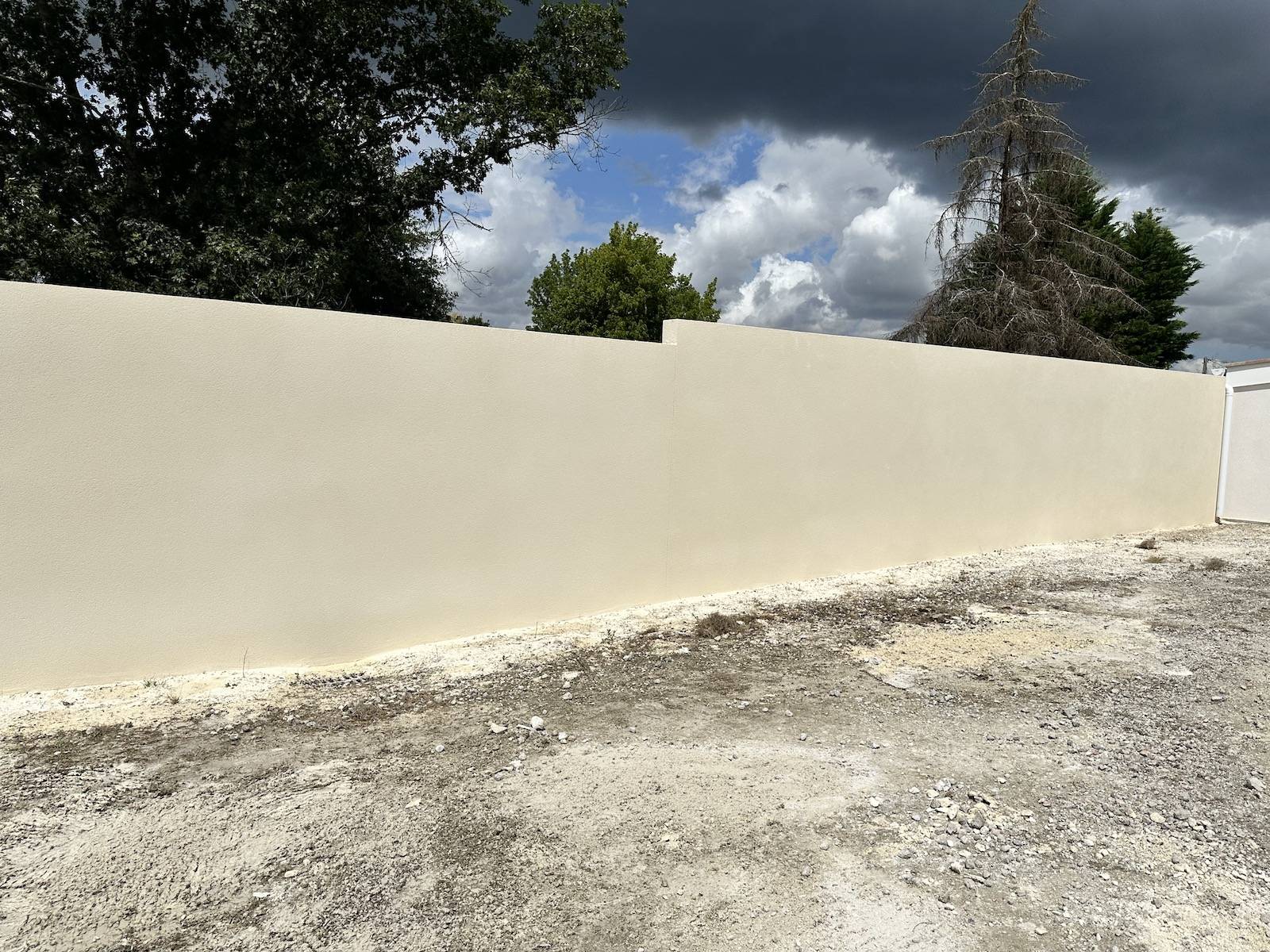 Transformé un mur en parpaing brut en un mur enduit ton enduit à Saint-Germain-d'Esteuil ! 