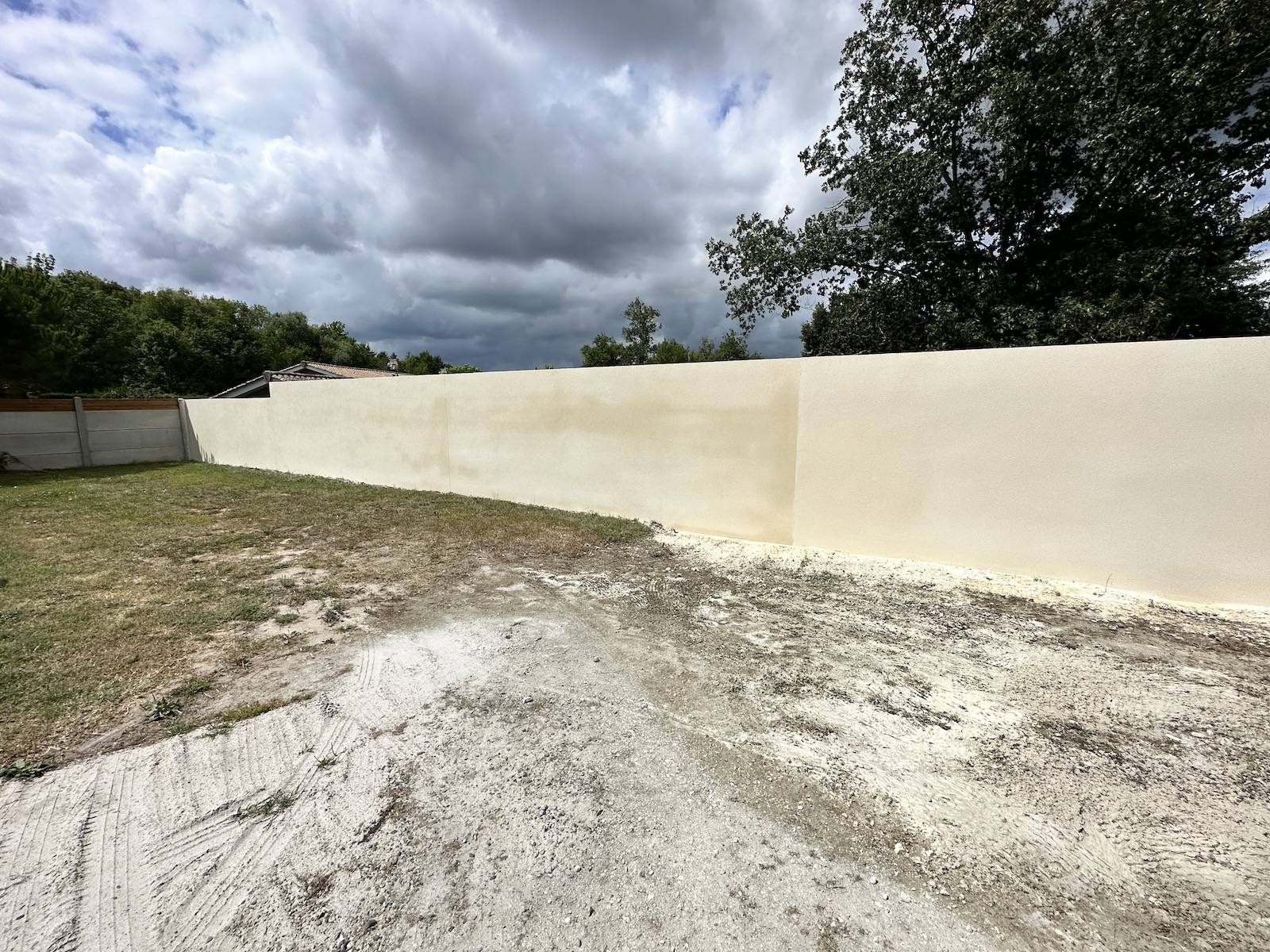 Transformé un mur en parpaing brut en un mur enduit ton enduit à Saint-Germain-d'Esteuil ! 