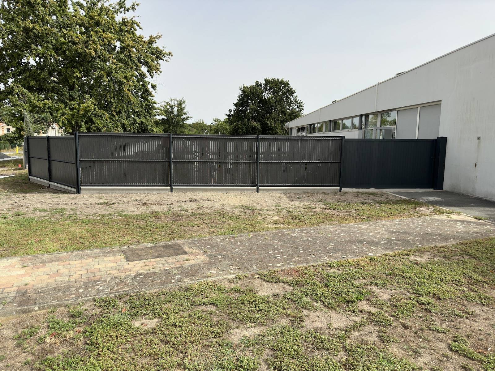 Rénovation de la clôture et création d'un portail coulissant aluminium à l'école publique de Vendays Montalivet