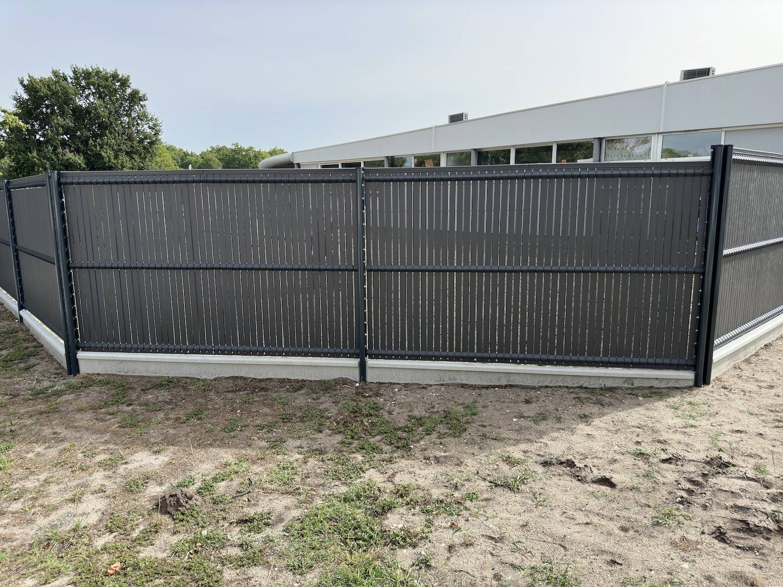 Rénovation de la clôture et création d'un portail coulissant aluminium à l'école publique de Vendays Montalivet