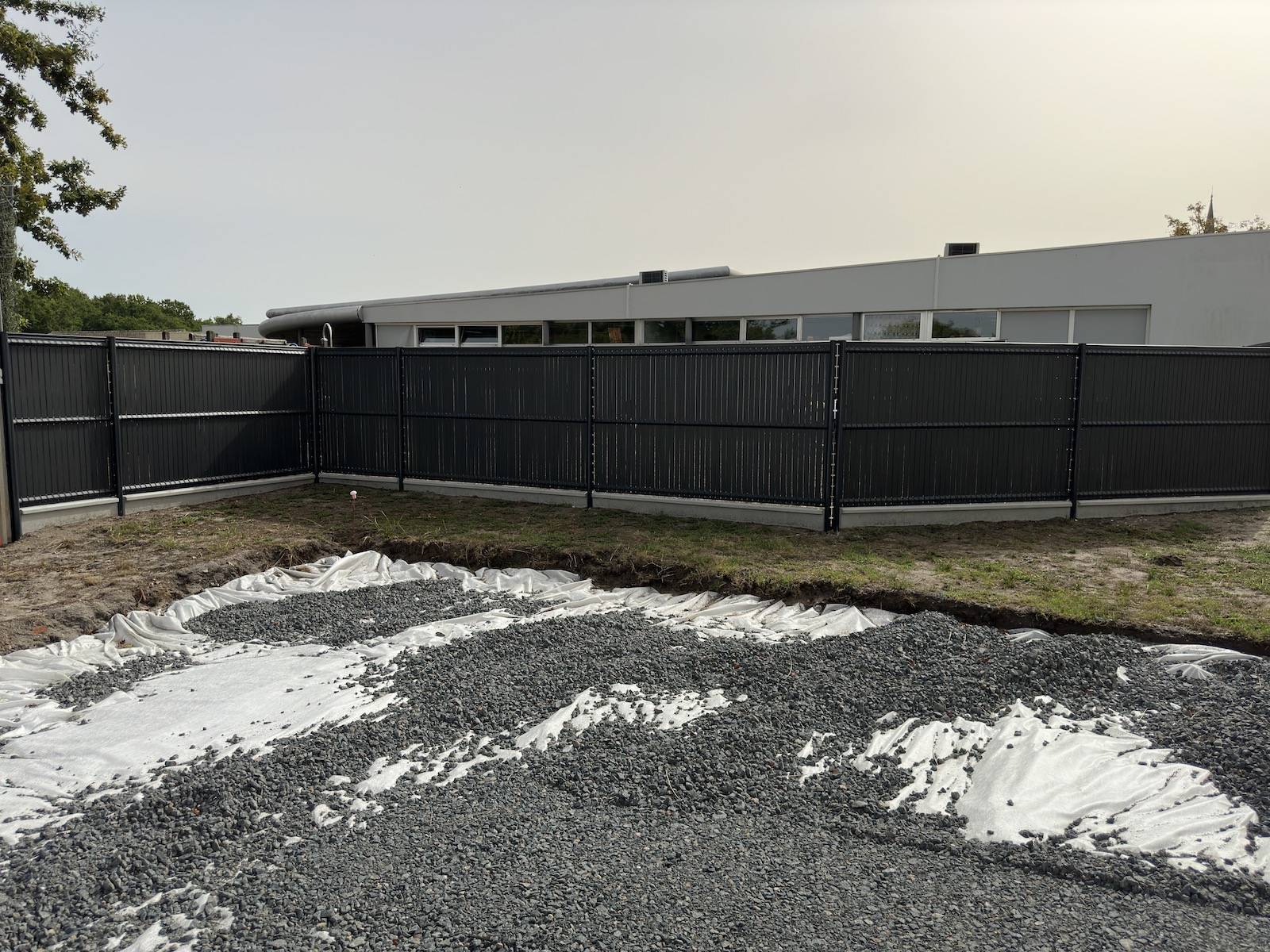 Rénovation de la clôture et création d'un portail coulissant aluminium à l'école publique de Vendays Montalivet