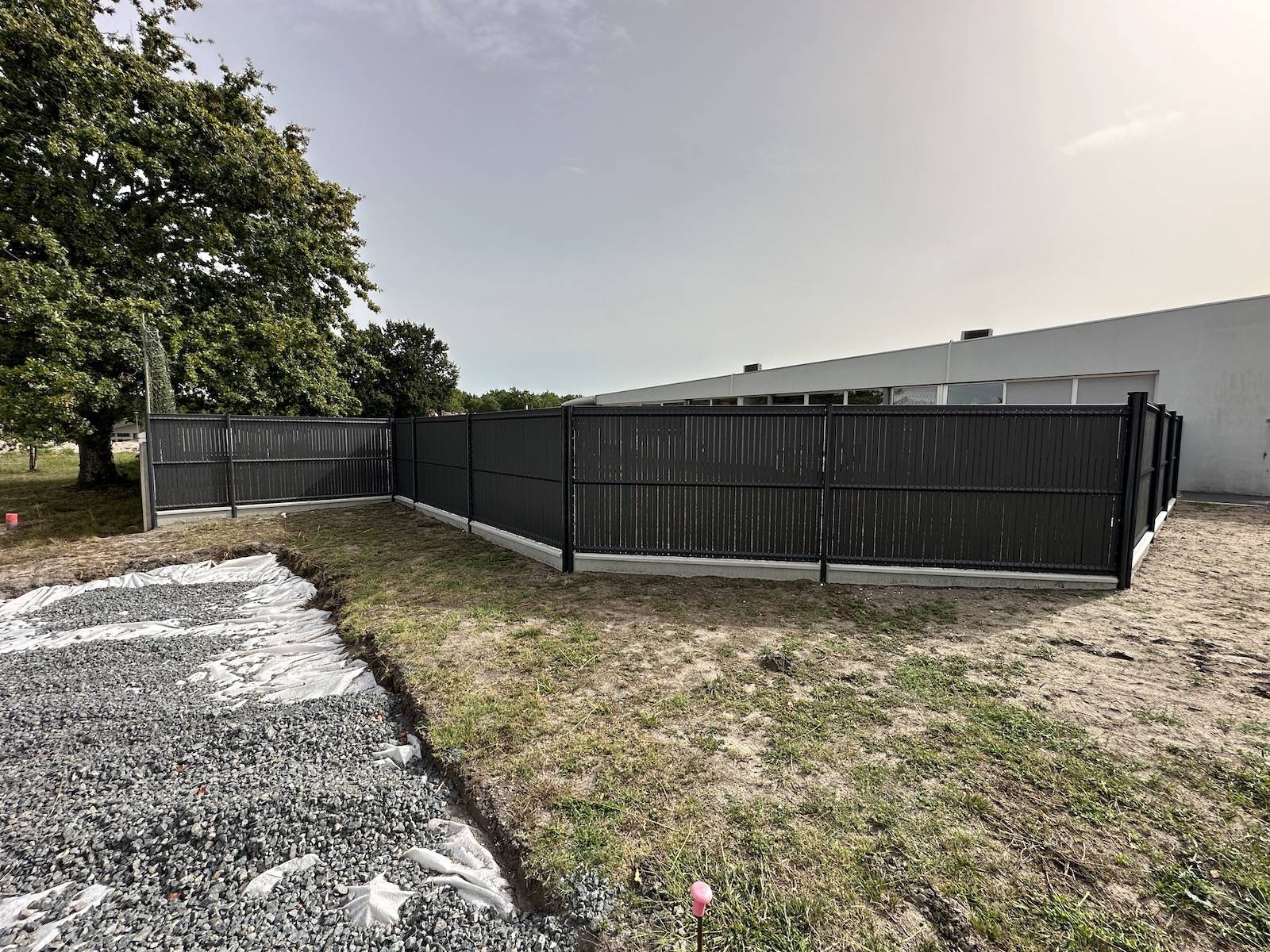 Rénovation de la clôture et création d'un portail coulissant aluminium à l'école publique de Vendays Montalivet