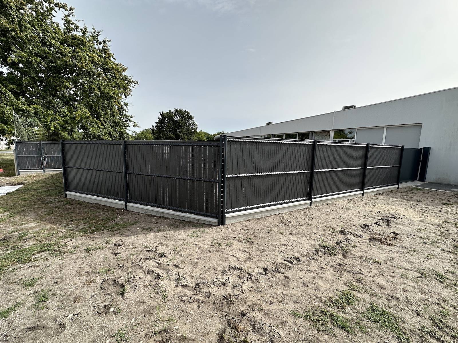 Rénovation de la clôture et création d'un portail coulissant aluminium à l'école publique de Vendays Montalivet