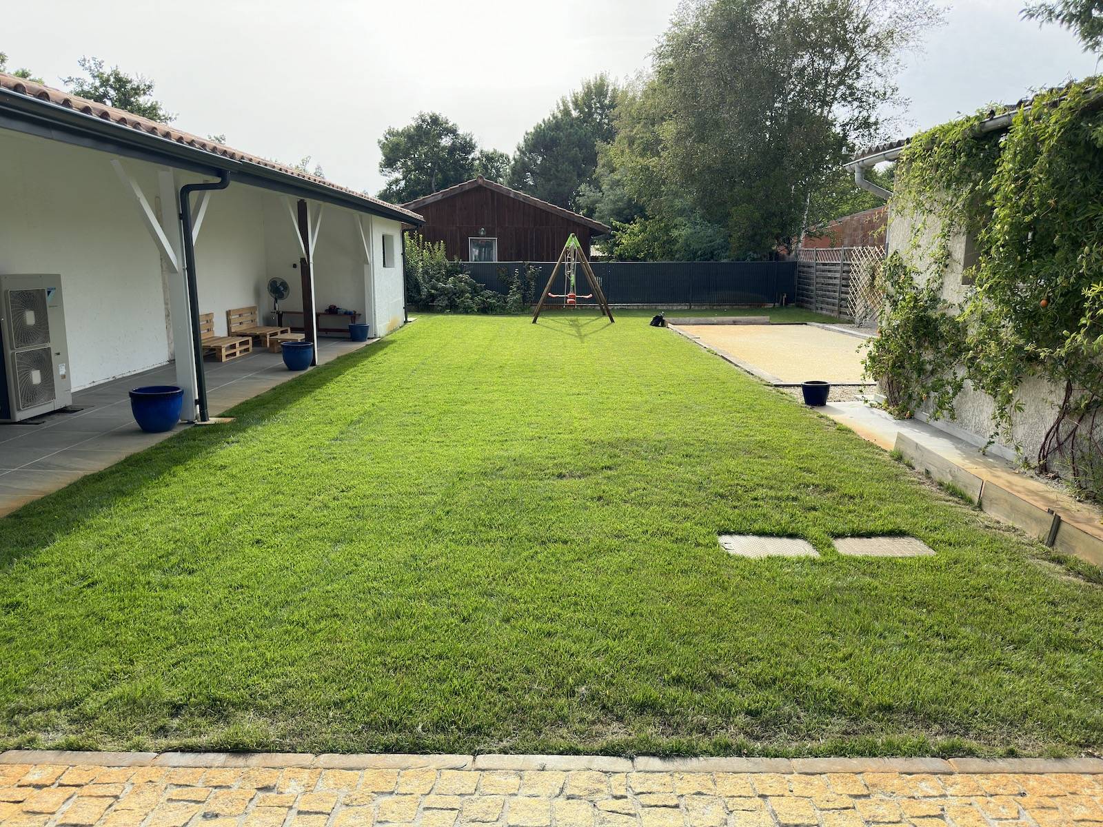 Engazonnement, Création de Boulodrome, Système d'Arrosage et Plantations : Transformation d'un Jardin Particulier à Hourtin