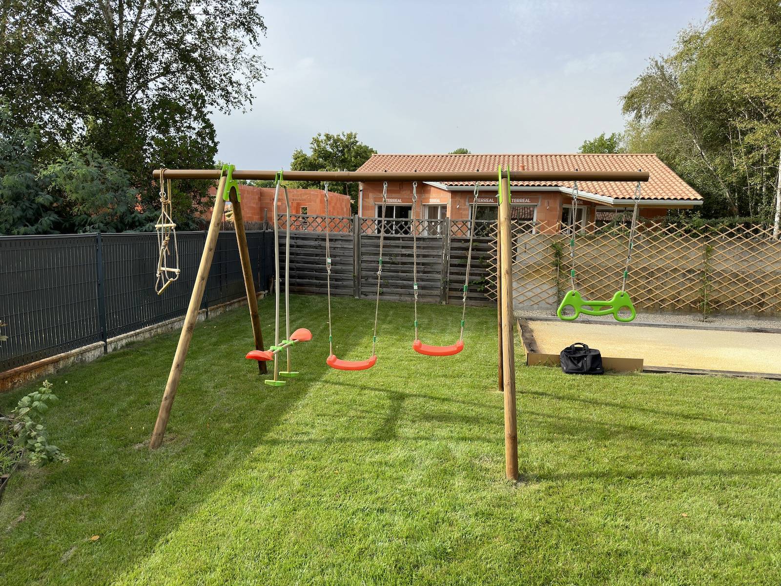 Engazonnement, Création de Boulodrome, Système d'Arrosage et Plantations : Transformation d'un Jardin Particulier à Hourtin
