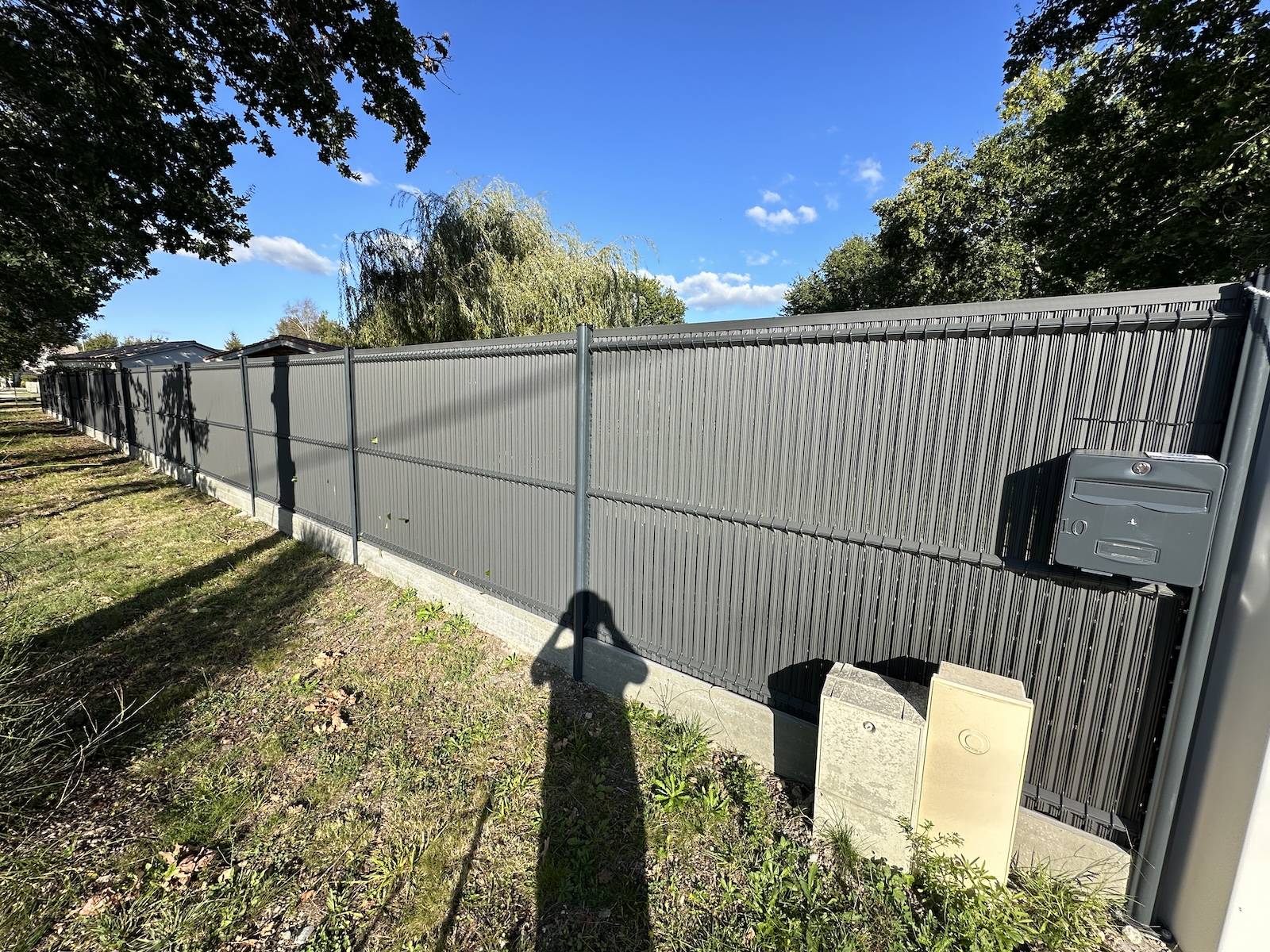 Installation d’une clôture rigide mixte avec soubassement de 25 cm et 50 cm et occultation PVC gris à Hourtin