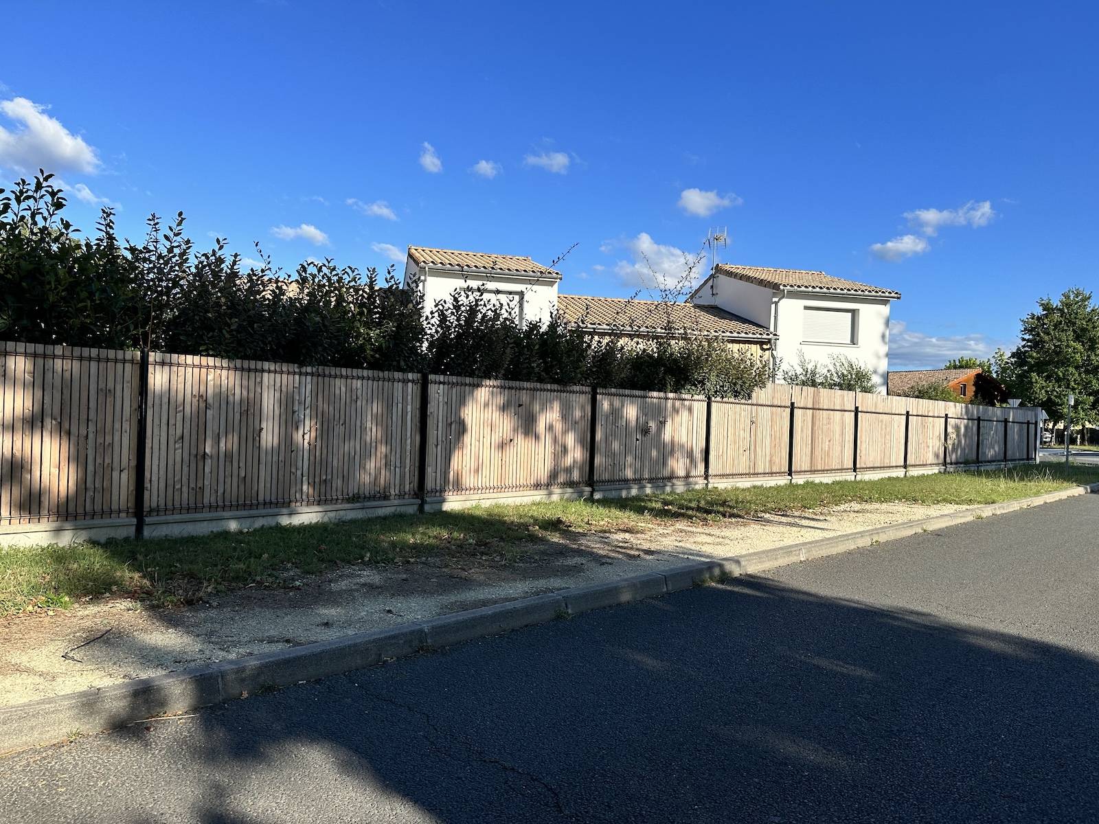 À Hourtin, nous avons eu l'opportunité de démontrer comment une clôture, installée il y a quelques années, a pu être enrichie et renforcée grâce à l'ajout d'occultations en bois mélèze.