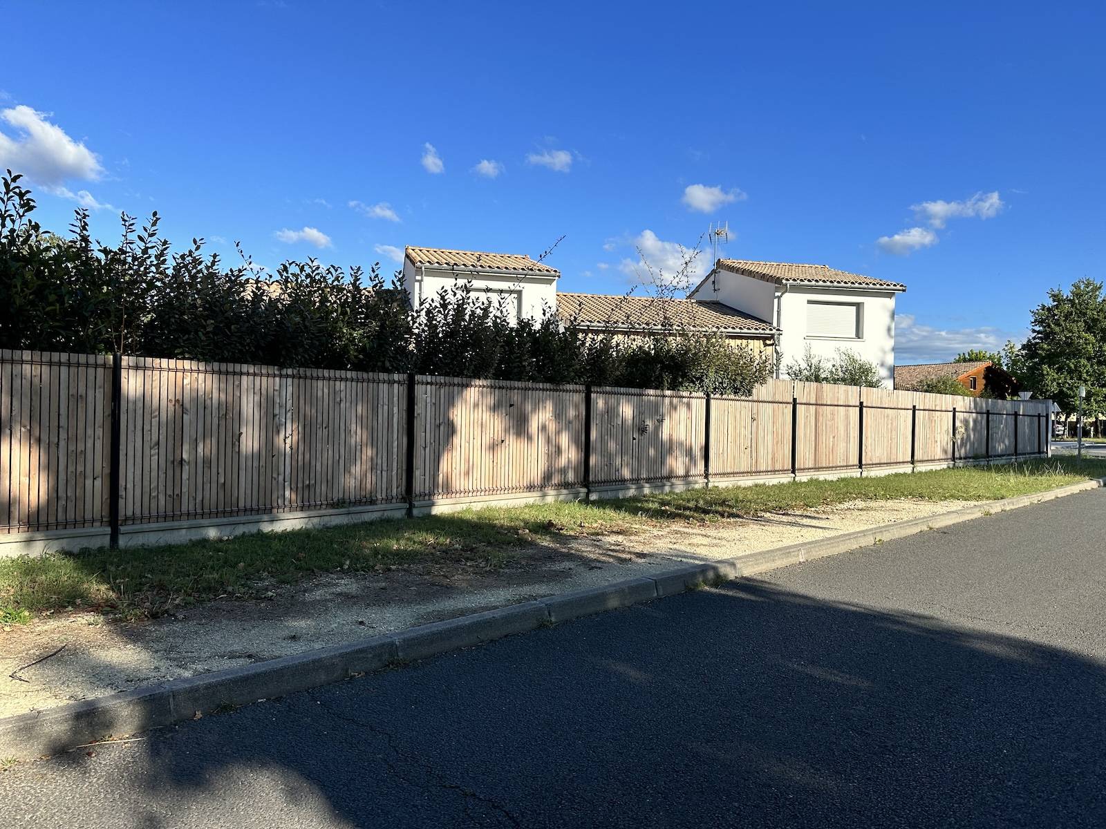 À Hourtin, nous avons eu l'opportunité de démontrer comment une clôture, installée il y a quelques années, a pu être enrichie et renforcée grâce à l'ajout d'occultations en bois mélèze.