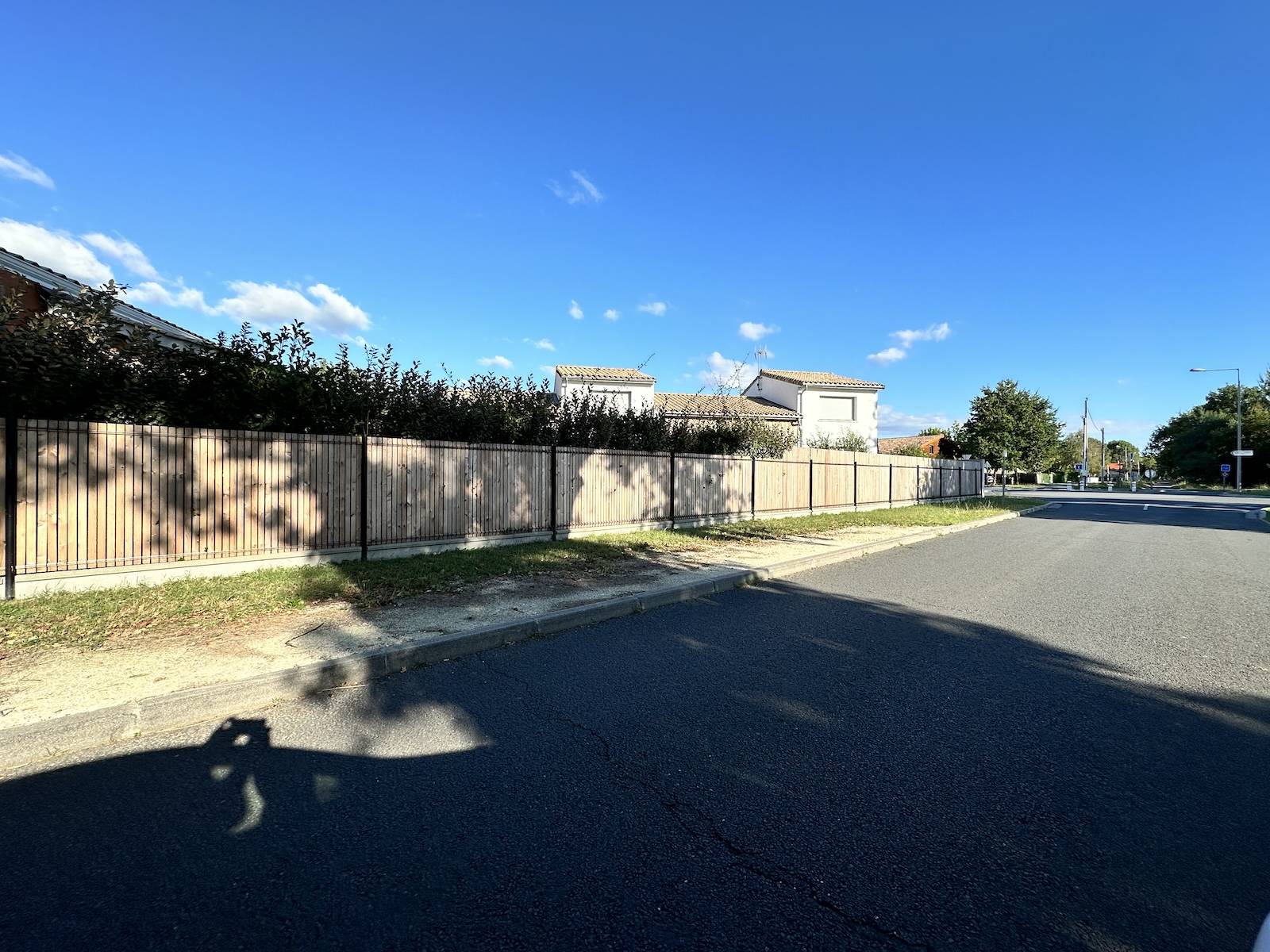 À Hourtin, nous avons eu l'opportunité de démontrer comment une clôture, installée il y a quelques années, a pu être enrichie et renforcée grâce à l'ajout d'occultations en bois mélèze.