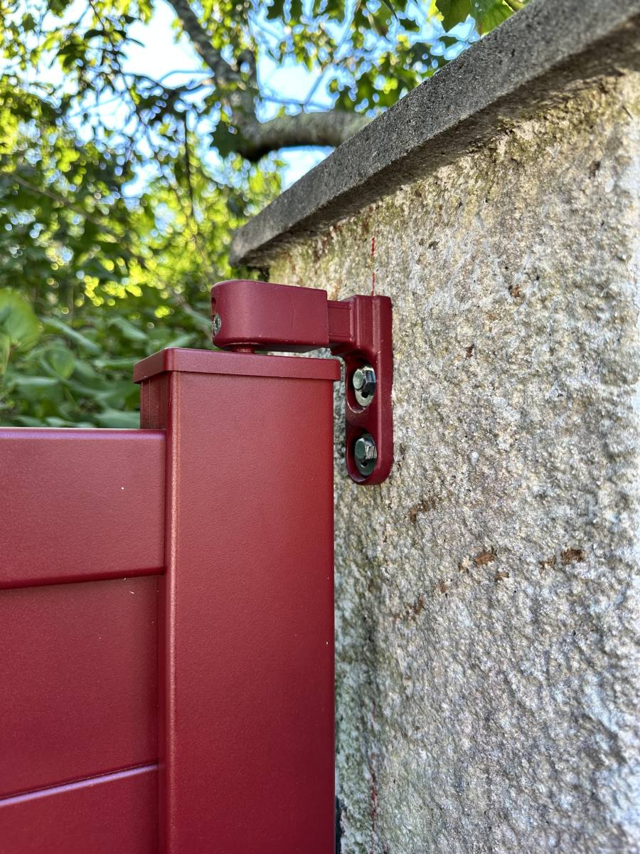 Pose de Portail Aluminium RAL 3004 double battant sur pilier maçonné existant à Hourtin.  