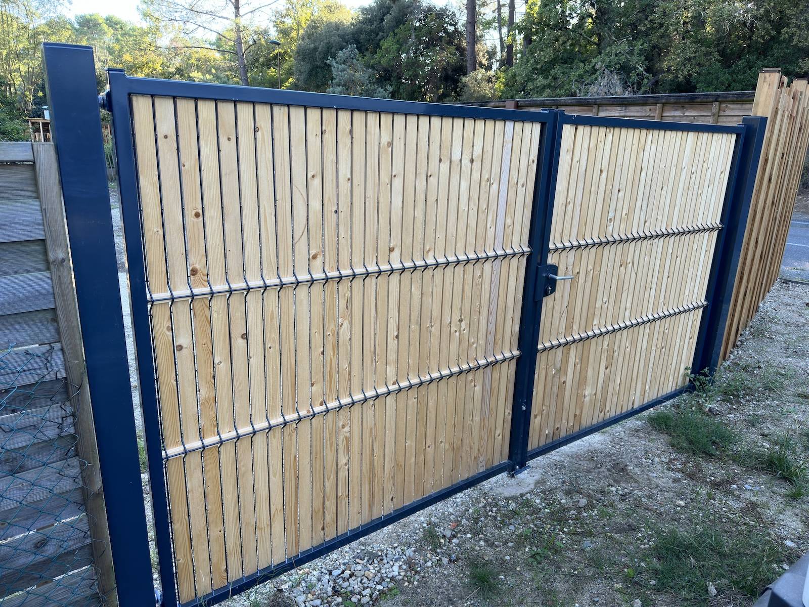 Création d’un portail double battant remplissage panneau rigide et occultation bois et création d’une palissade bois en forme d’escalier pour l'ONF à Carcans Maubuisson.