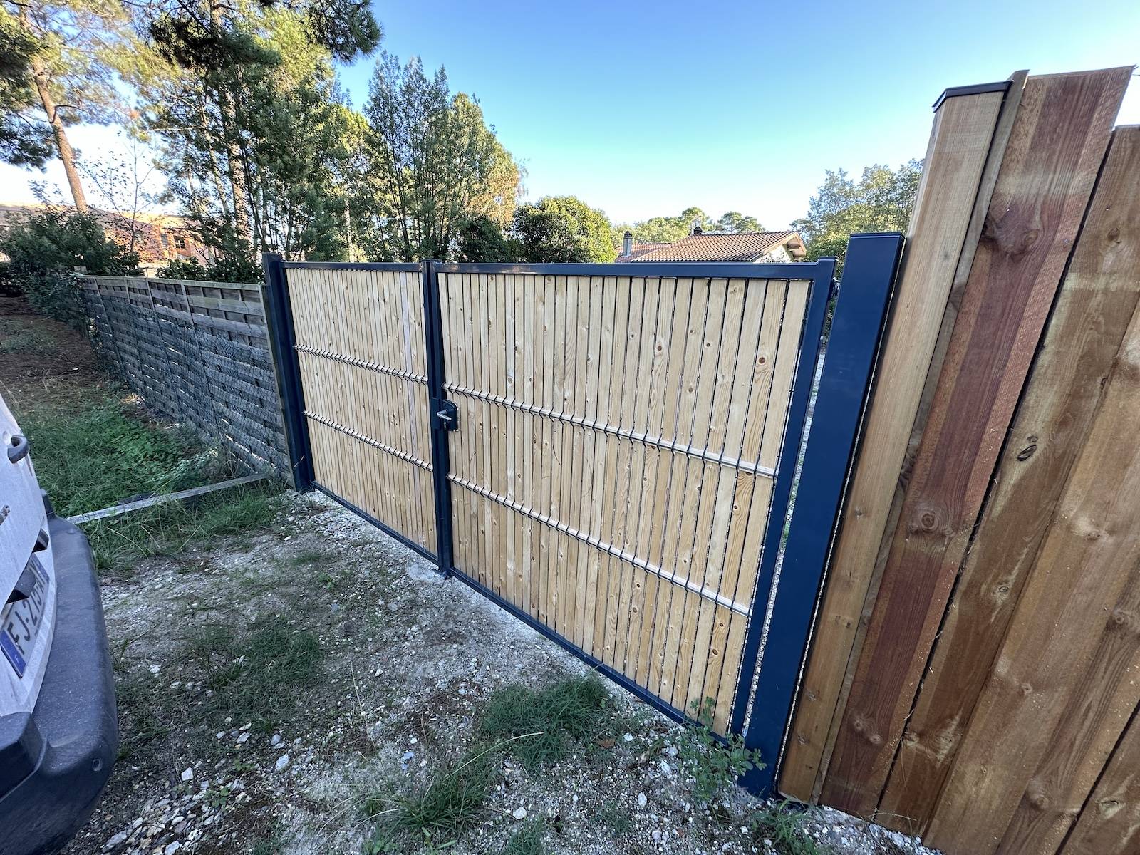 Création d’un portail double battant remplissage panneau rigide et occultation bois et création d’une palissade bois en forme d’escalier pour l'ONF à Carcans Maubuisson.