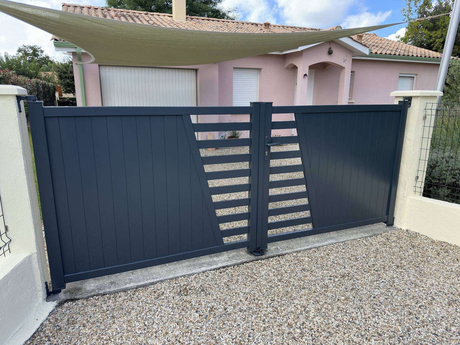 Avant après pose d'un pose d'un portail double battant design gris anthracite à Hourtin ! 