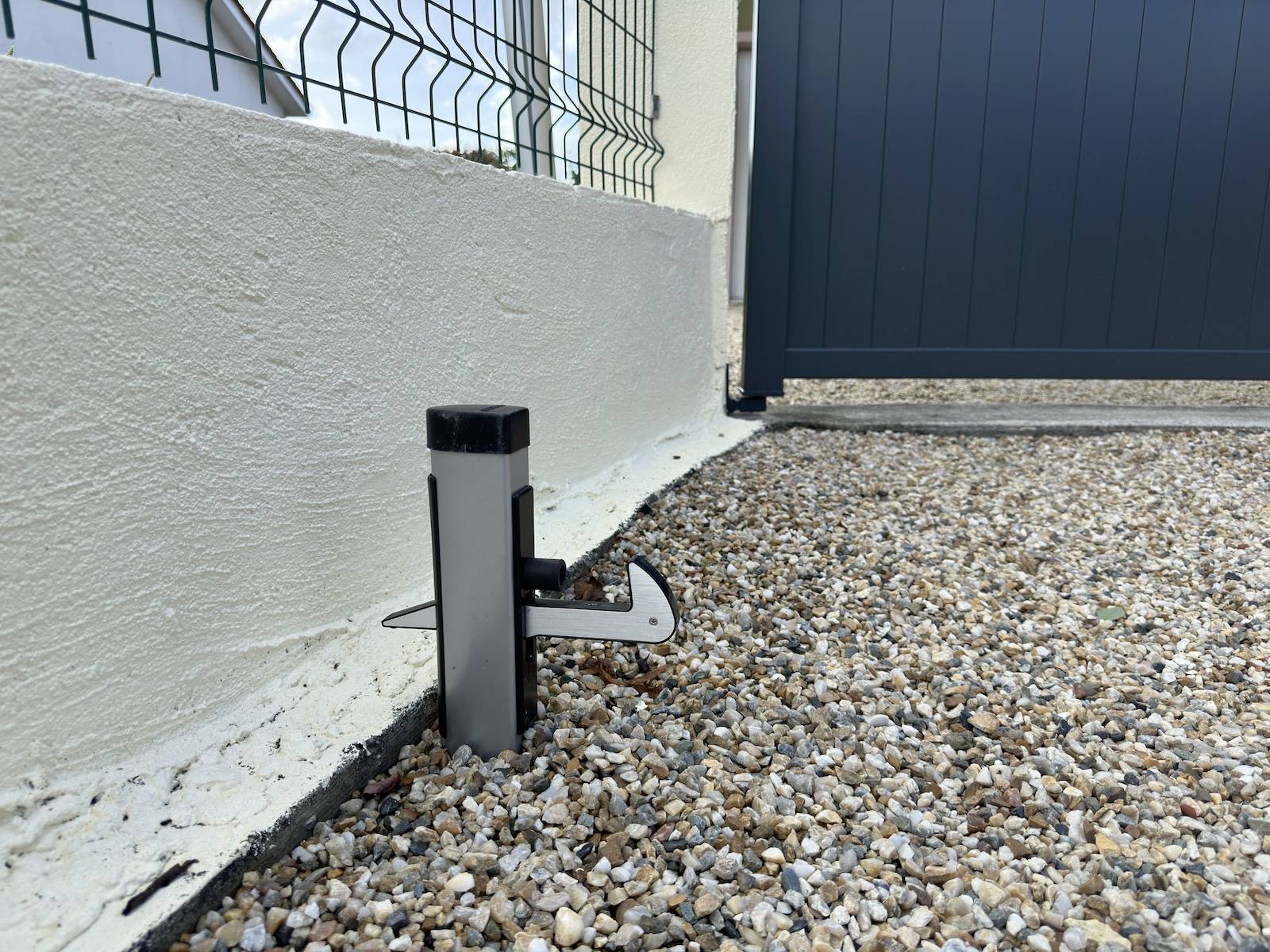 Avant après pose d'un pose d'un portail double battant design gris anthracite à Hourtin ! 