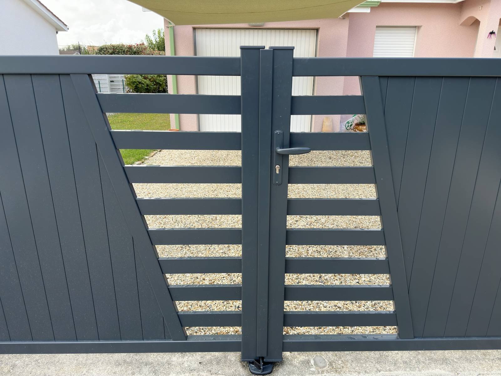 Avant après pose d'un pose d'un portail double battant design gris anthracite à Hourtin ! 