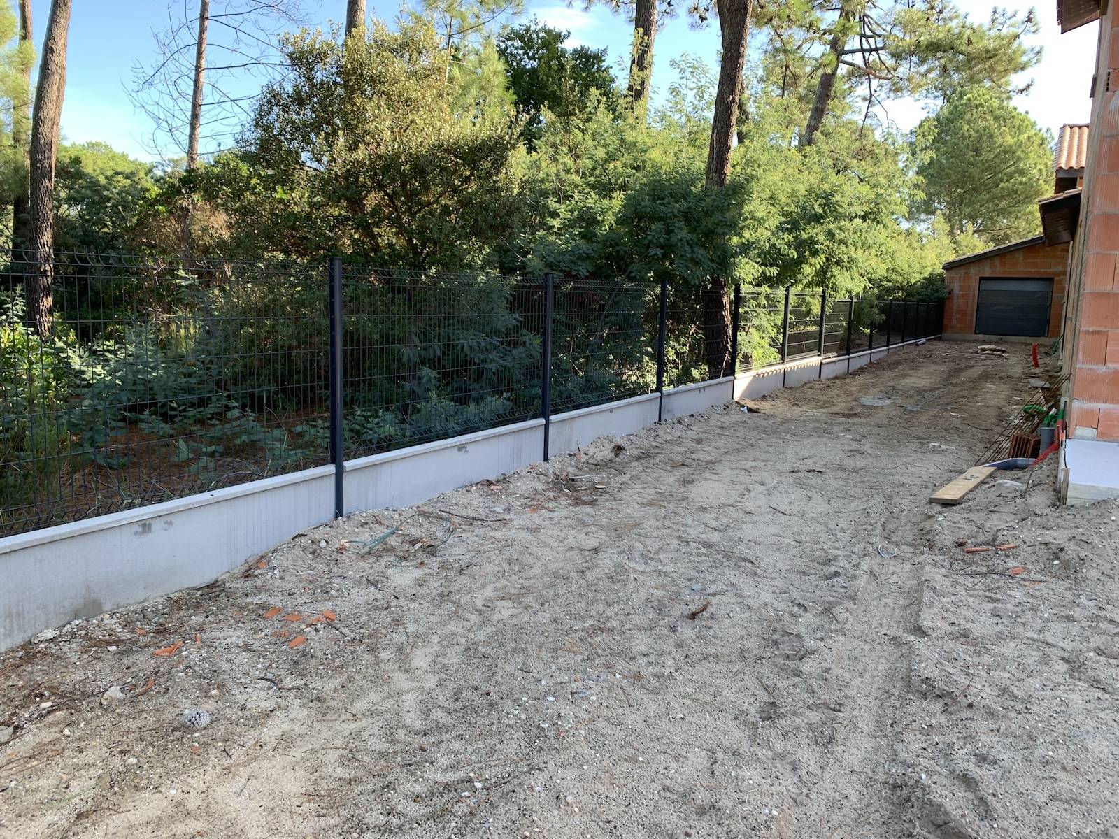 Clôture rigide Mixte séparatrice et arrachage de végétaux !