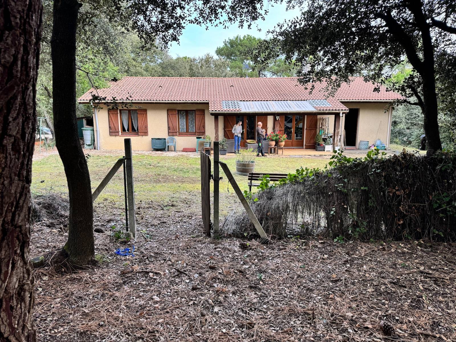 Clôture rigide avec occultation bois pas cher pour un jardin à Soulac ! 