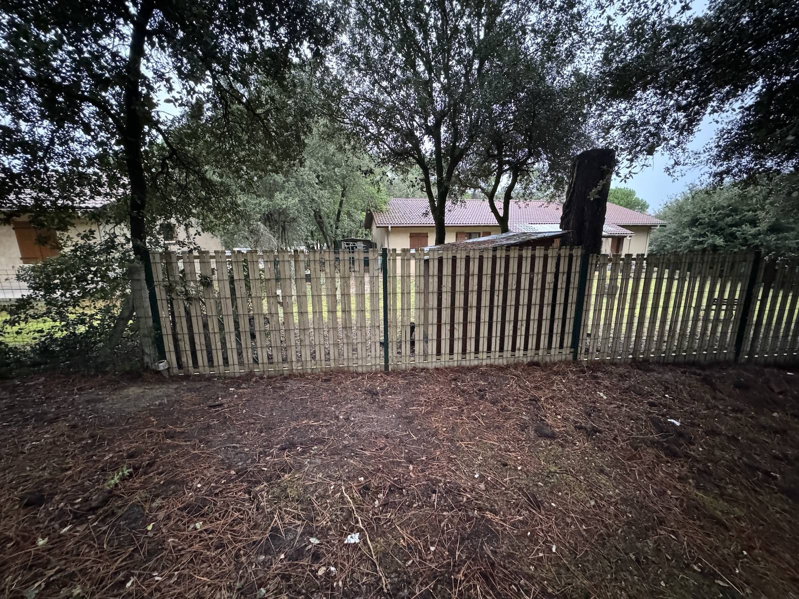 Clôture rigide avec occultation bois pas cher pour un jardin à Soulac ! 