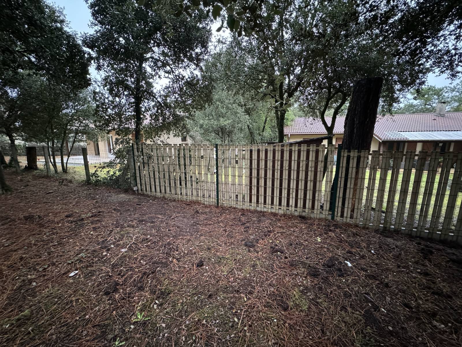 Clôture rigide avec occultation bois pas cher pour un jardin à Soulac ! 