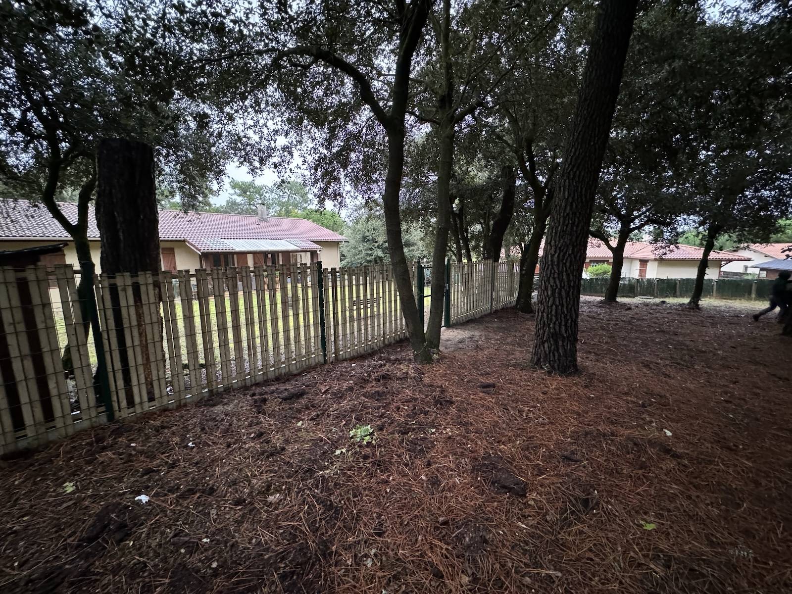 Rénovation d’une clôture rigide pas cher pour un jardin à Soulac !