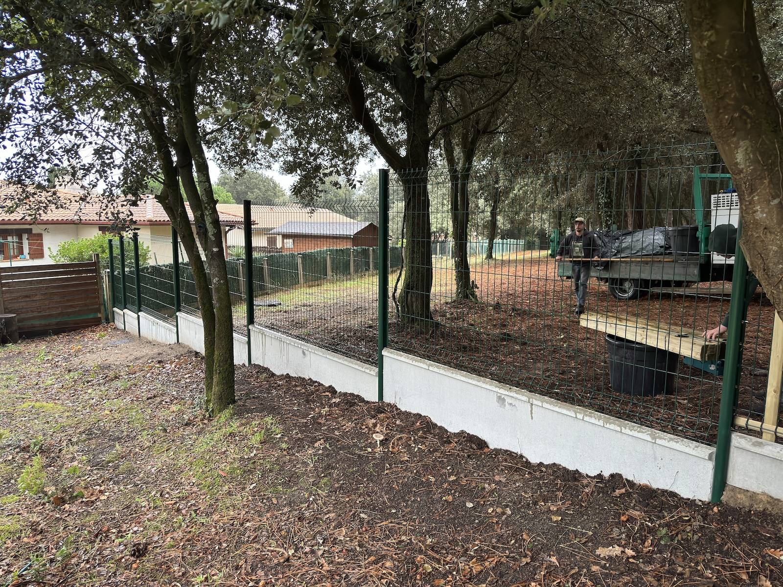 Clôture rigide avec occultation bois pas cher pour un jardin à Soulac ! 